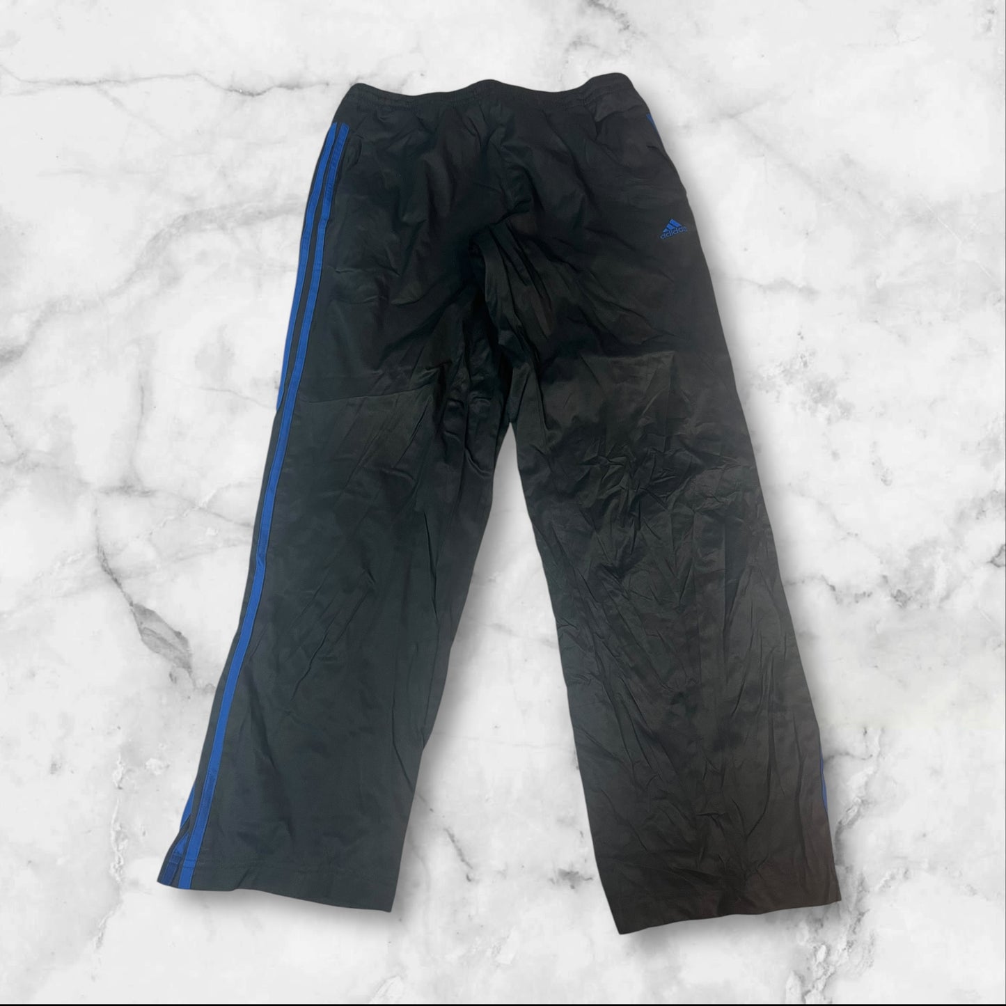 Entdecke unsere Vintage Track Pants von Nike und anderen Marken, erhältlich bei Valuxery.de - Dein Shop für trendige Vintage - Kleidung. Unsere Track Pants sind aus hochwertigen Materialien und