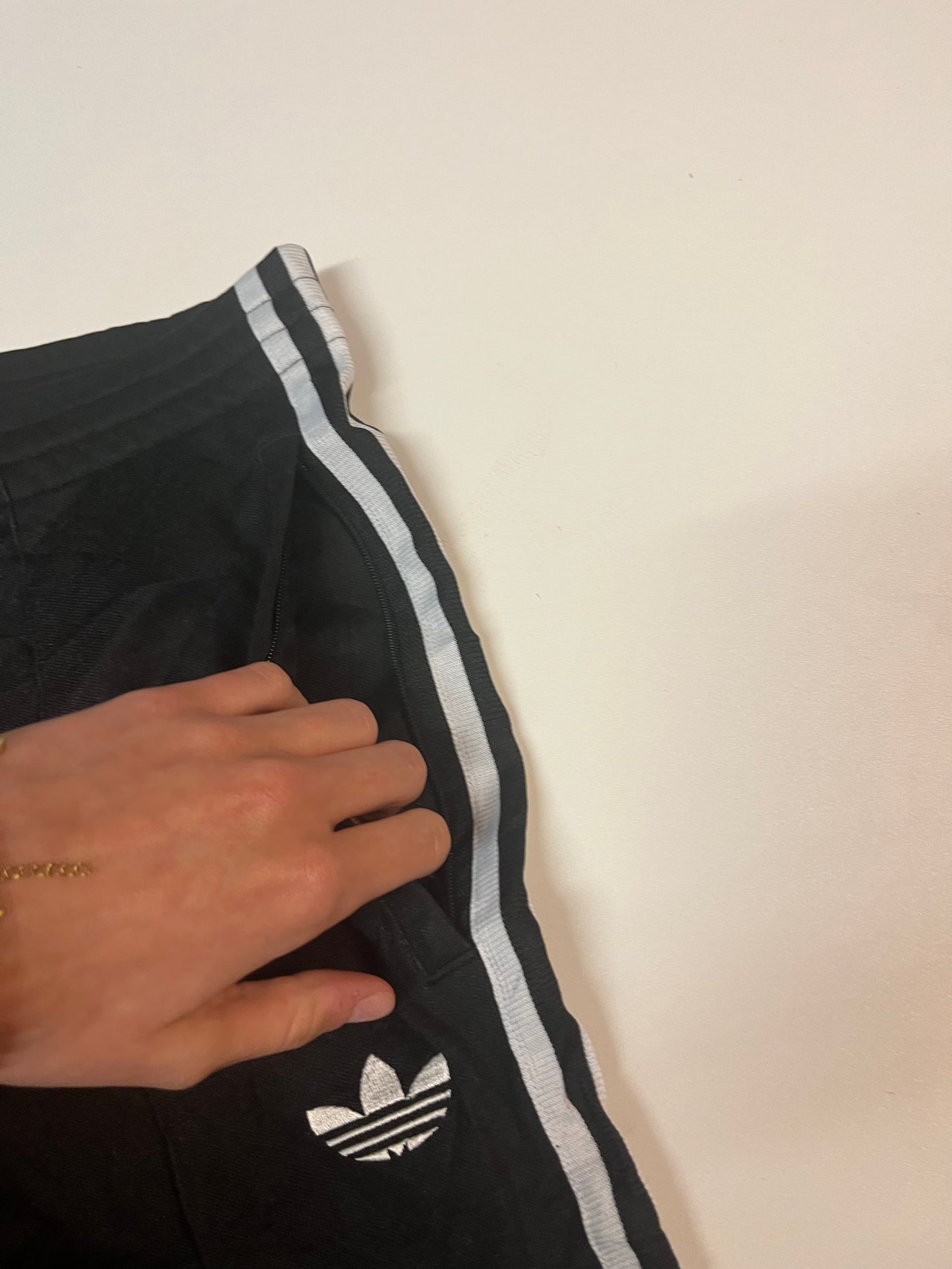Entdecke unsere Vintage Track Pants von Nike und anderen Marken, erhältlich bei Valuxery.de - Dein Shop für trendige Vintage - Kleidung. Unsere Track Pants sind aus hochwertigen Materialien und