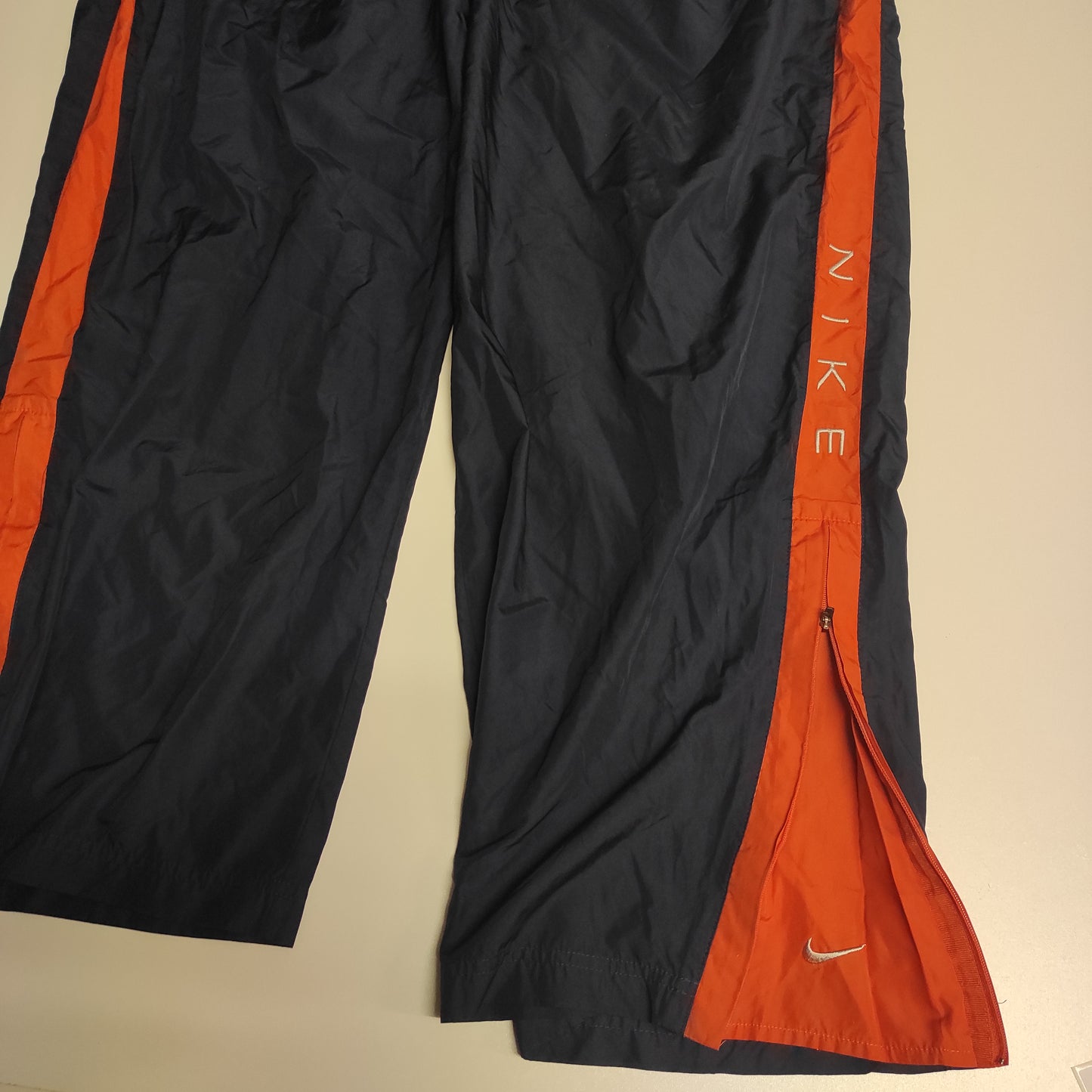 Entdecke unsere Vintage Track Pants von Nike und anderen Marken, erhältlich bei Valuxery.de - Dein Shop für trendige Vintage - Kleidung. Unsere Track Pants sind aus hochwertigen Materialien und