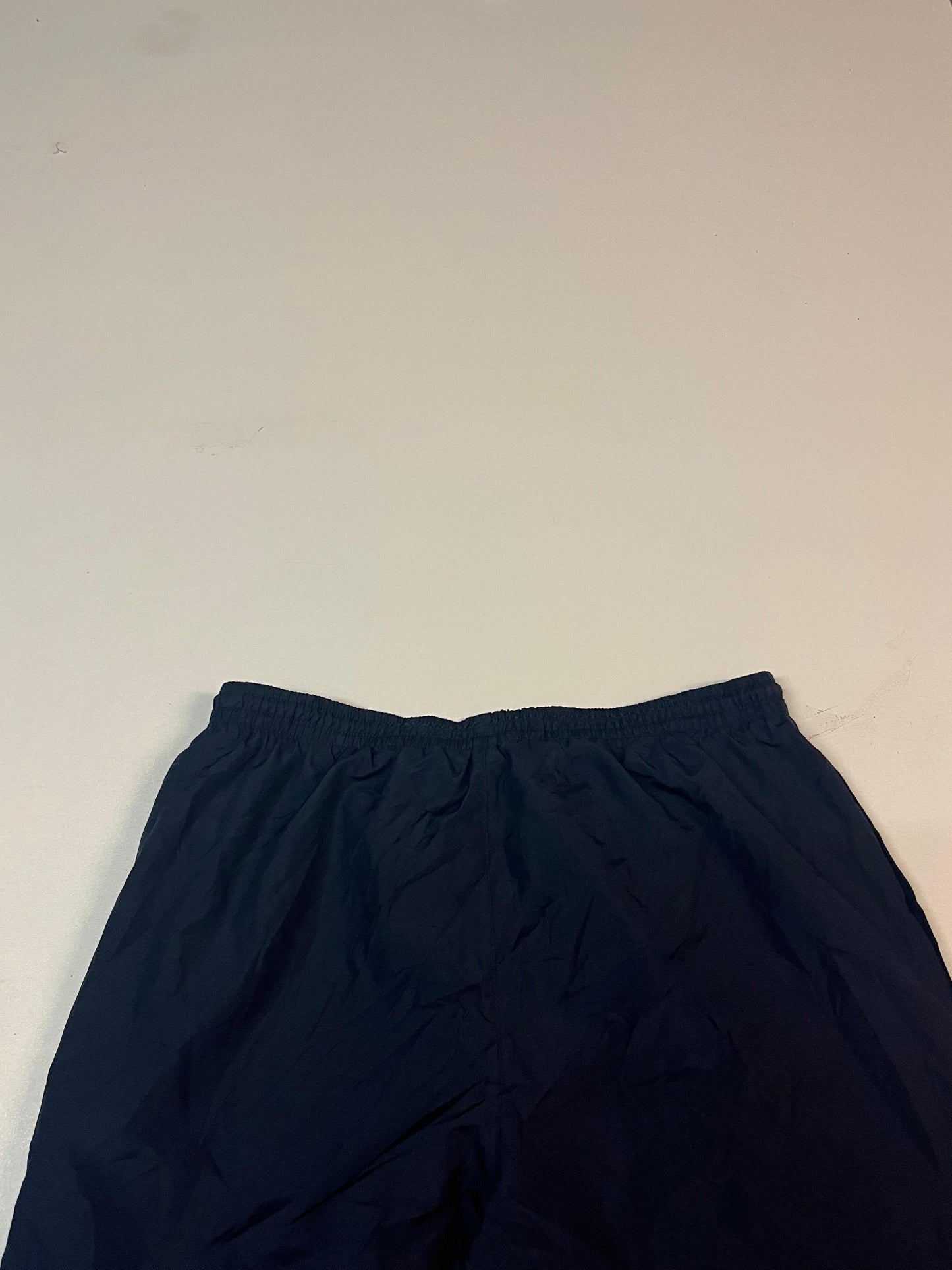 Entdecke unsere Vintage Track Pants von Nike und anderen Marken, erhältlich bei Valuxery.de - Dein Shop für trendige Vintage - Kleidung. Unsere Track Pants sind aus hochwertigen Materialien und