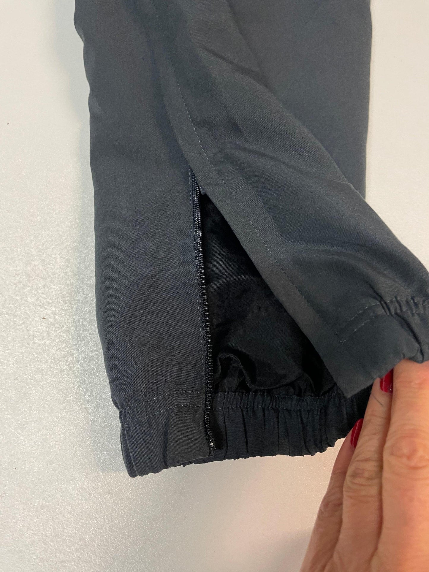 Entdecke unsere Vintage Track Pants von Nike und anderen Marken, erhältlich bei Valuxery.de - Dein Shop für trendige Vintage - Kleidung. Unsere Track Pants sind aus hochwertigen Materialien und