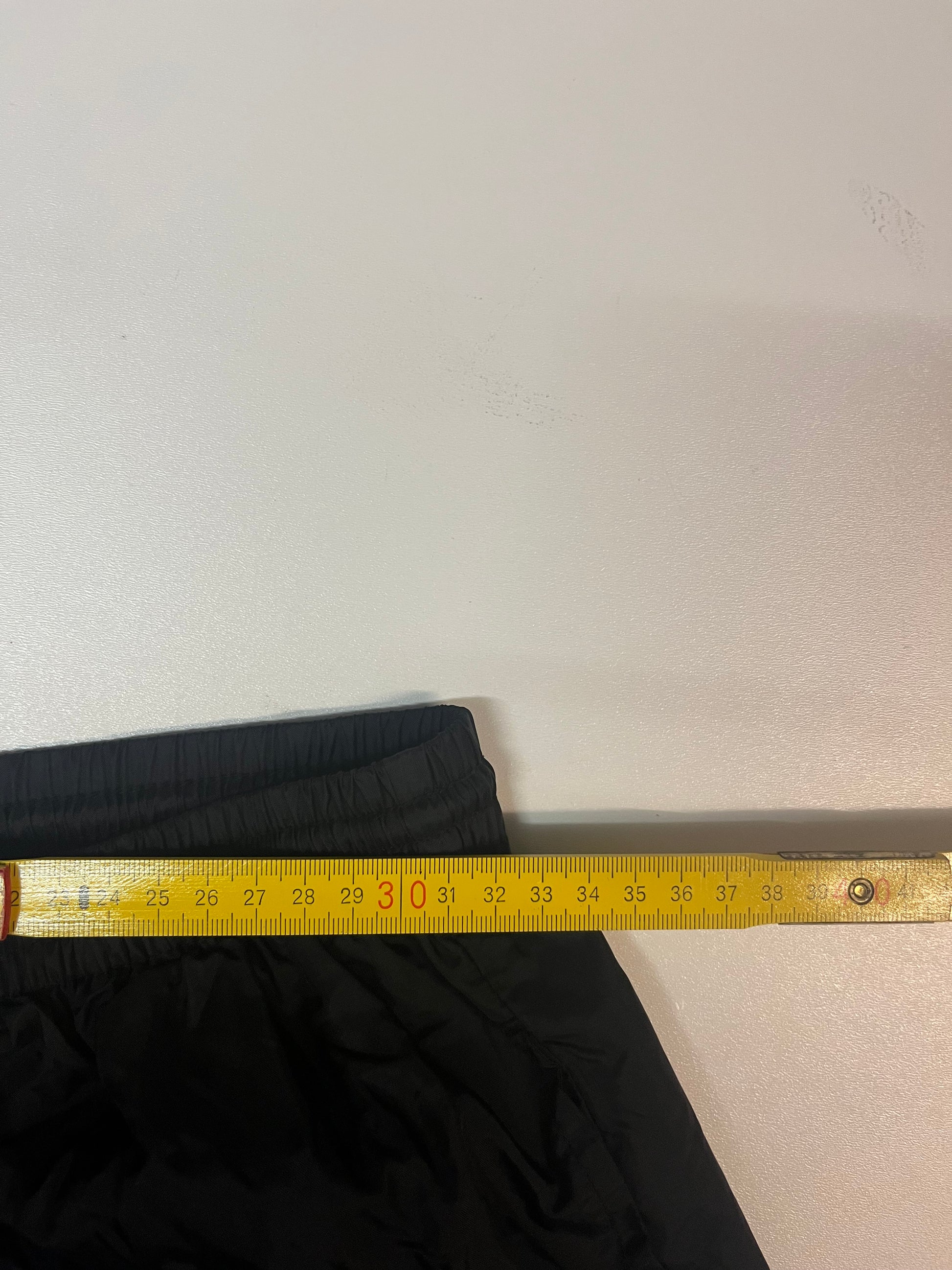 Entdecke unsere Vintage Track Pants von Nike und anderen Marken, erhältlich bei Valuxery.de - Dein Shop für trendige Vintage - Kleidung. Unsere Track Pants sind aus hochwertigen Materialien und