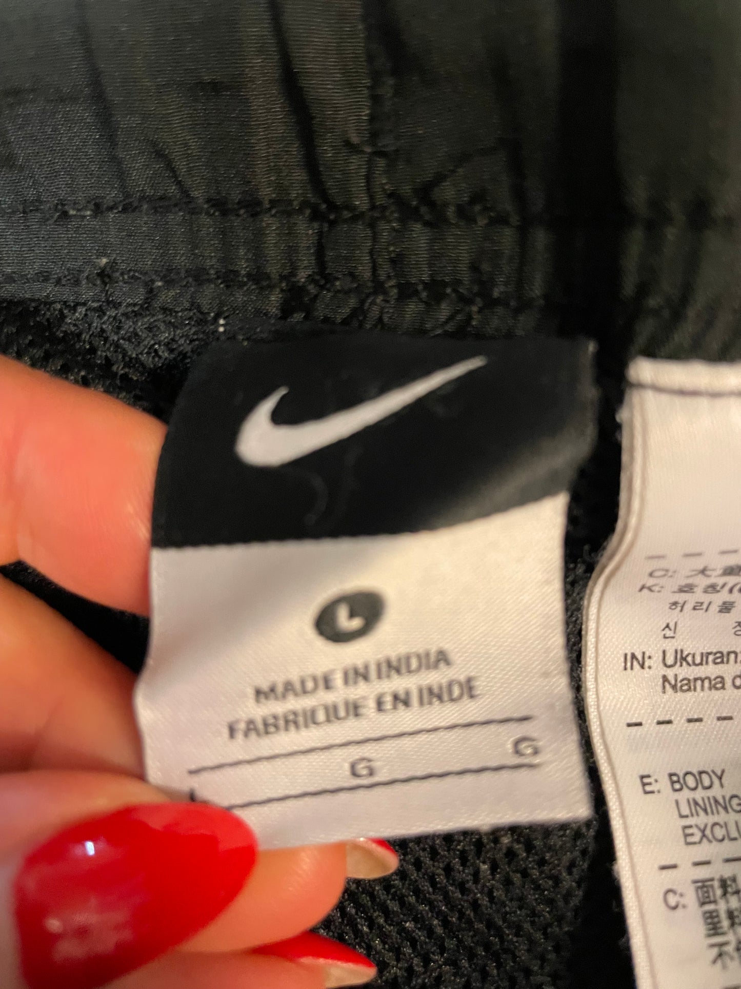 Entdecke unsere Vintage Track Pants von Nike und anderen Marken, erhältlich bei Valuxery.de - Dein Shop für trendige Vintage - Kleidung. Unsere Track Pants sind aus hochwertigen Materialien und