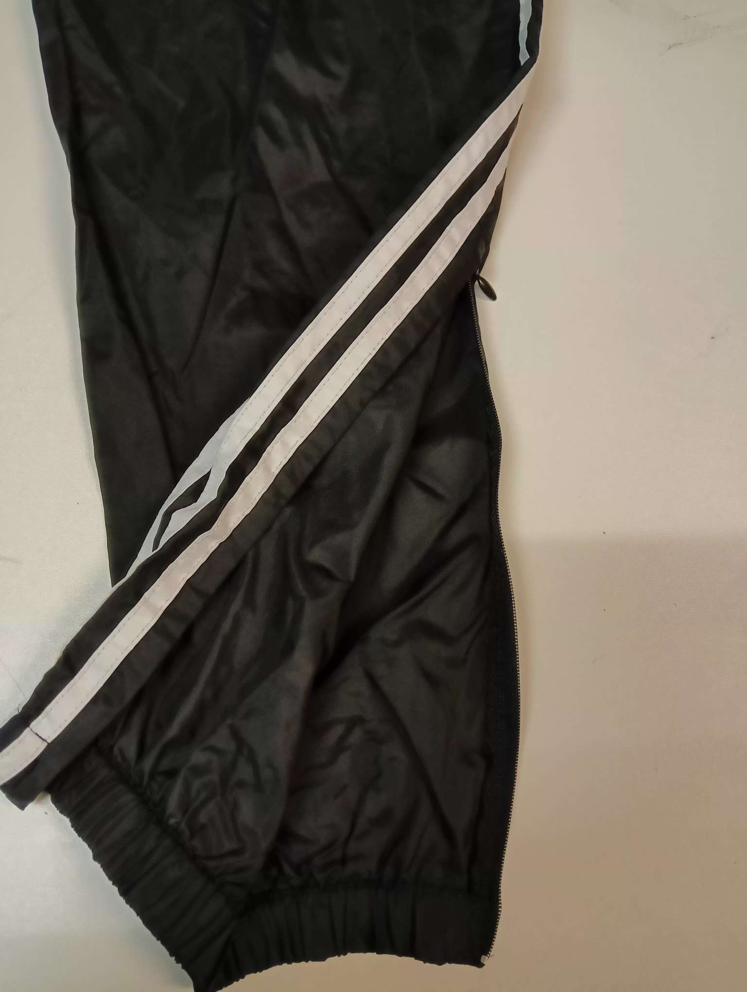 Entdecke unsere Vintage Track Pants von Nike und anderen Marken, erhältlich bei Valuxery.de - Dein Shop für trendige Vintage - Kleidung. Unsere Track Pants sind aus hochwertigen Materialien und