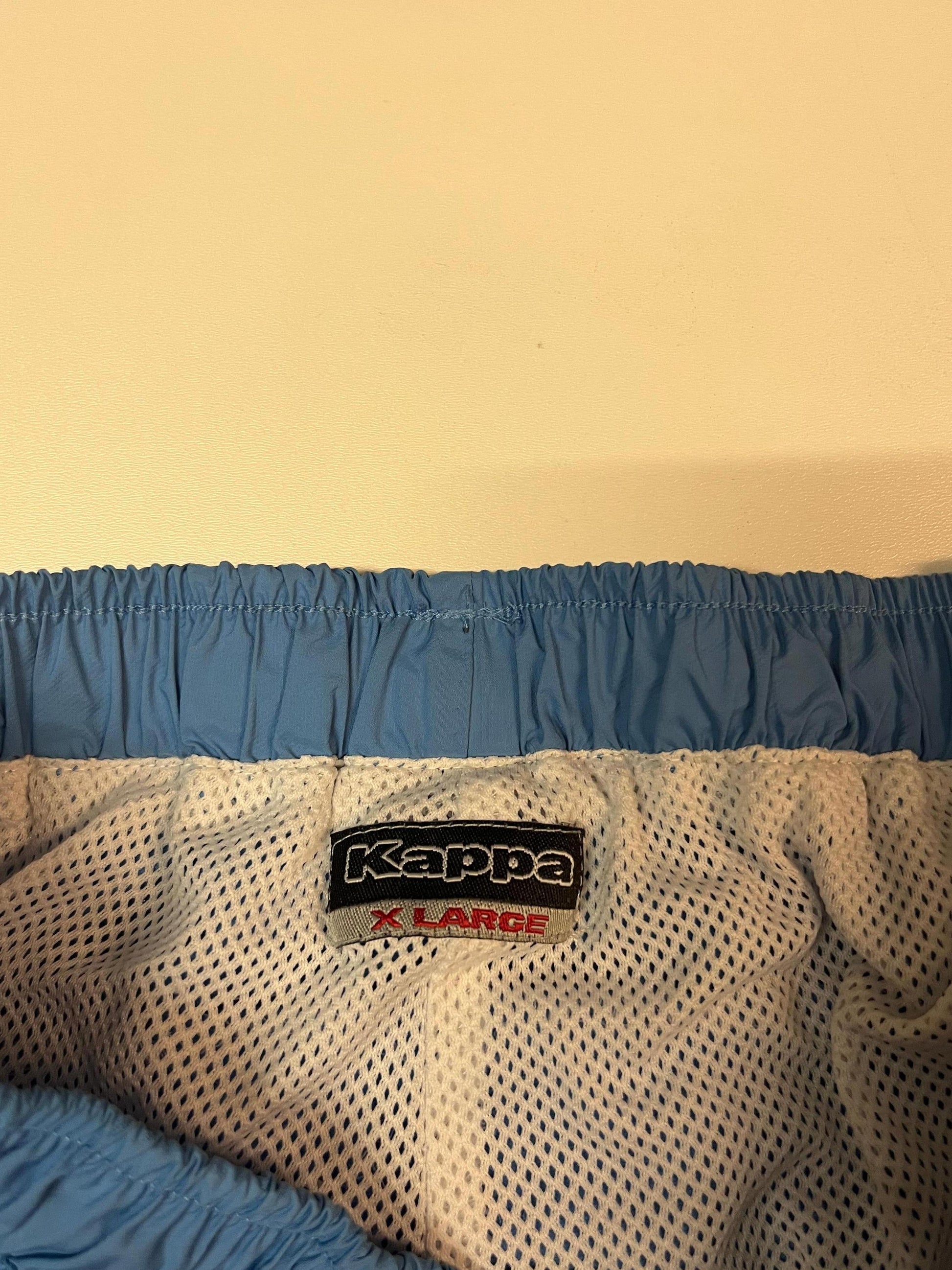 Entdecke unsere Vintage Track Pants von Nike und anderen Marken, erhältlich bei Valuxery.de - Dein Shop für trendige Vintage - Kleidung. Unsere Track Pants sind aus hochwertigen Materialien und