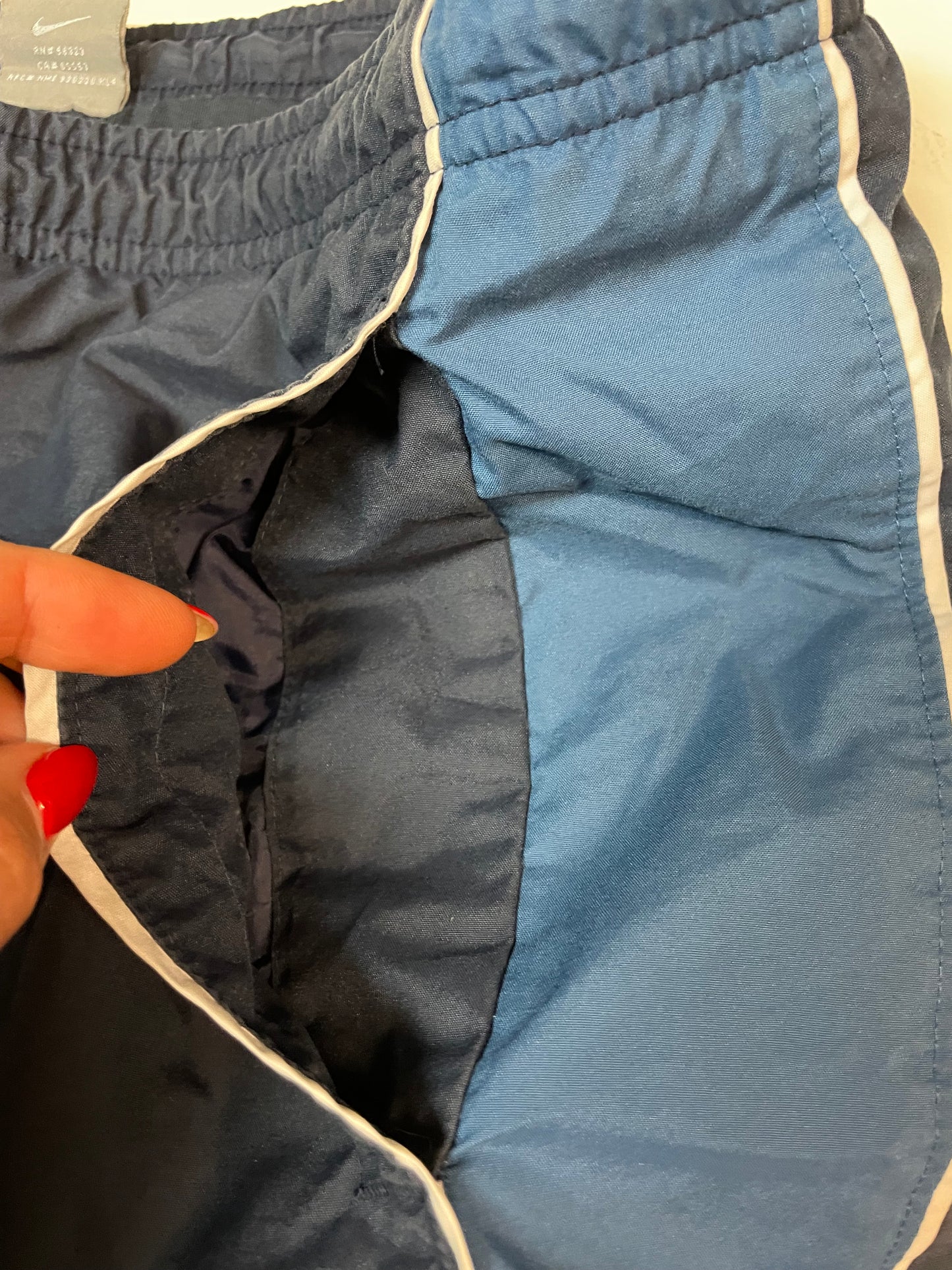 Entdecke unsere Vintage Track Pants von Nike und anderen Marken, erhältlich bei Valuxery.de - Dein Shop für trendige Vintage - Kleidung. Unsere Track Pants sind aus hochwertigen Materialien und