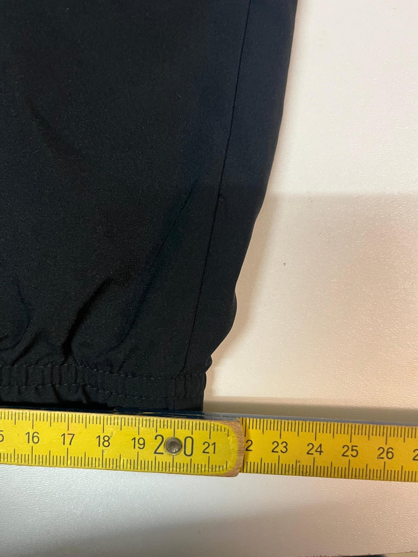 Entdecke unsere Vintage Track Pants von Nike und anderen Marken, erhältlich bei Valuxery.de - Dein Shop für trendige Vintage - Kleidung. Unsere Track Pants sind aus hochwertigen Materialien und