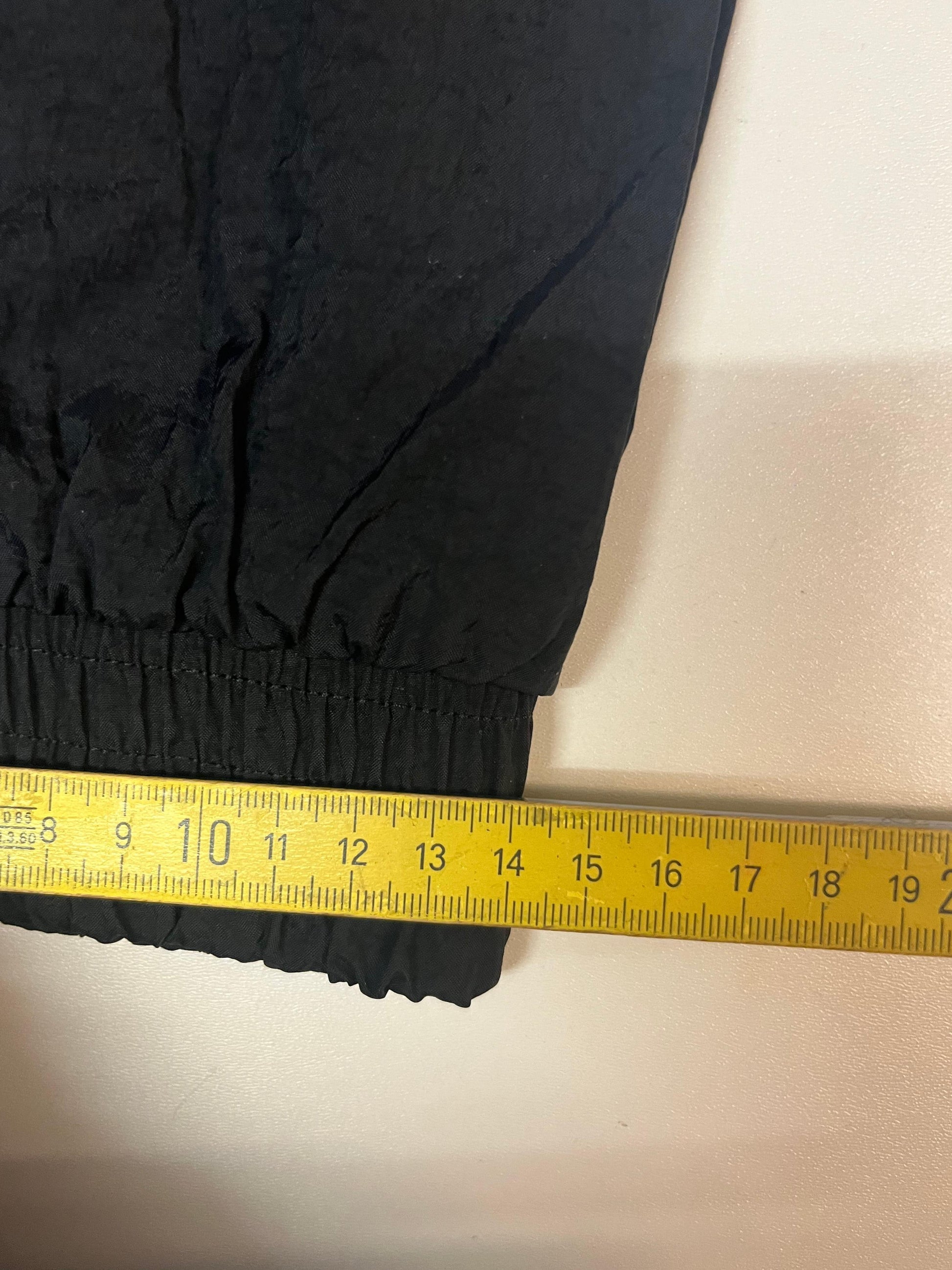 Entdecke unsere Vintage Track Pants von Nike und anderen Marken, erhältlich bei Valuxery.de - Dein Shop für trendige Vintage - Kleidung. Unsere Track Pants sind aus hochwertigen Materialien und