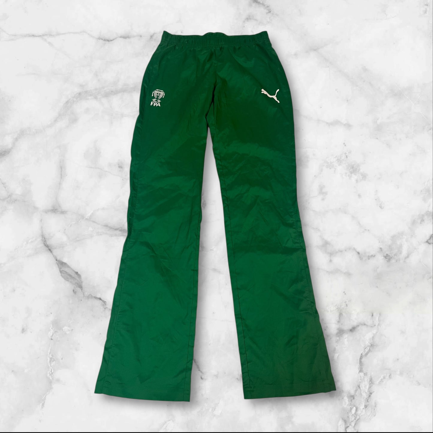 Entdecke unsere Vintage Track Pants von Nike und anderen Marken, erhältlich bei Valuxery.de - Dein Shop für trendige Vintage - Kleidung. Unsere Track Pants sind aus hochwertigen Materialien und