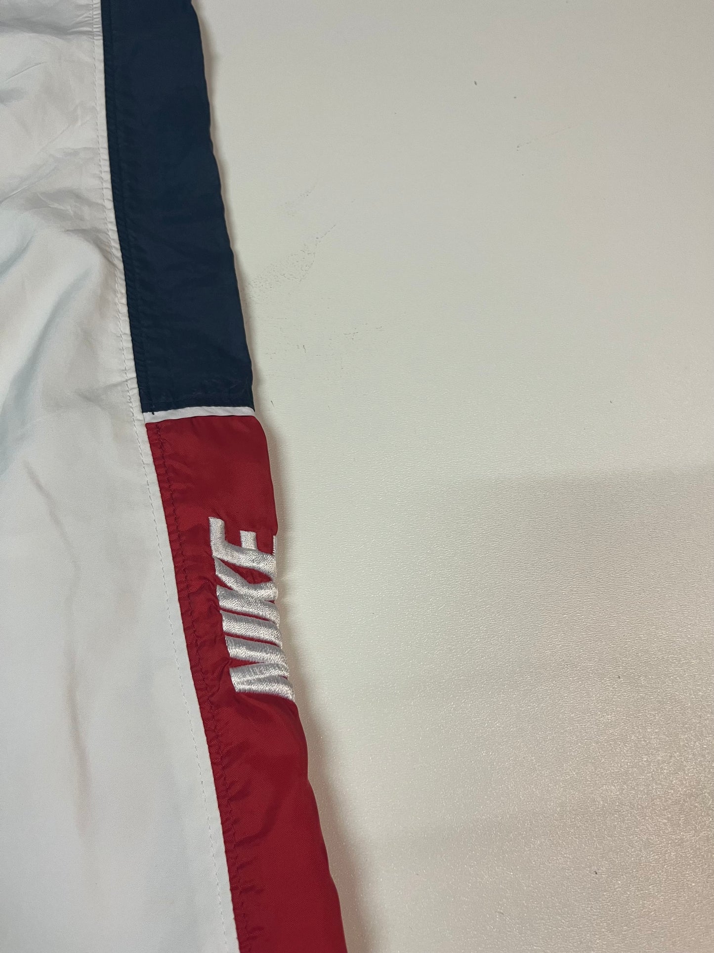 Entdecke unsere Vintage Track Pants von Nike und anderen Marken, erhältlich bei Valuxery.de - Dein Shop für trendige Vintage - Kleidung. Unsere Track Pants sind aus hochwertigen Materialien und