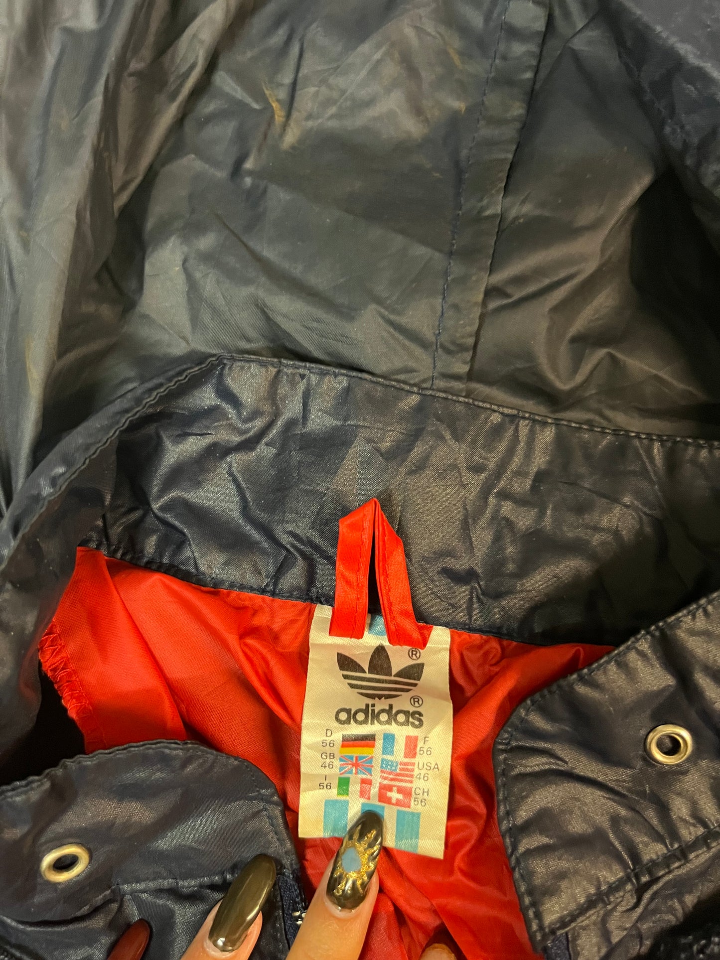 Entdecke unsere Vintage Track Pants von Nike und anderen Marken, erhältlich bei Valuxery.de - Dein Shop für trendige Vintage - Kleidung. Unsere Track Pants sind aus hochwertigen Materialien und