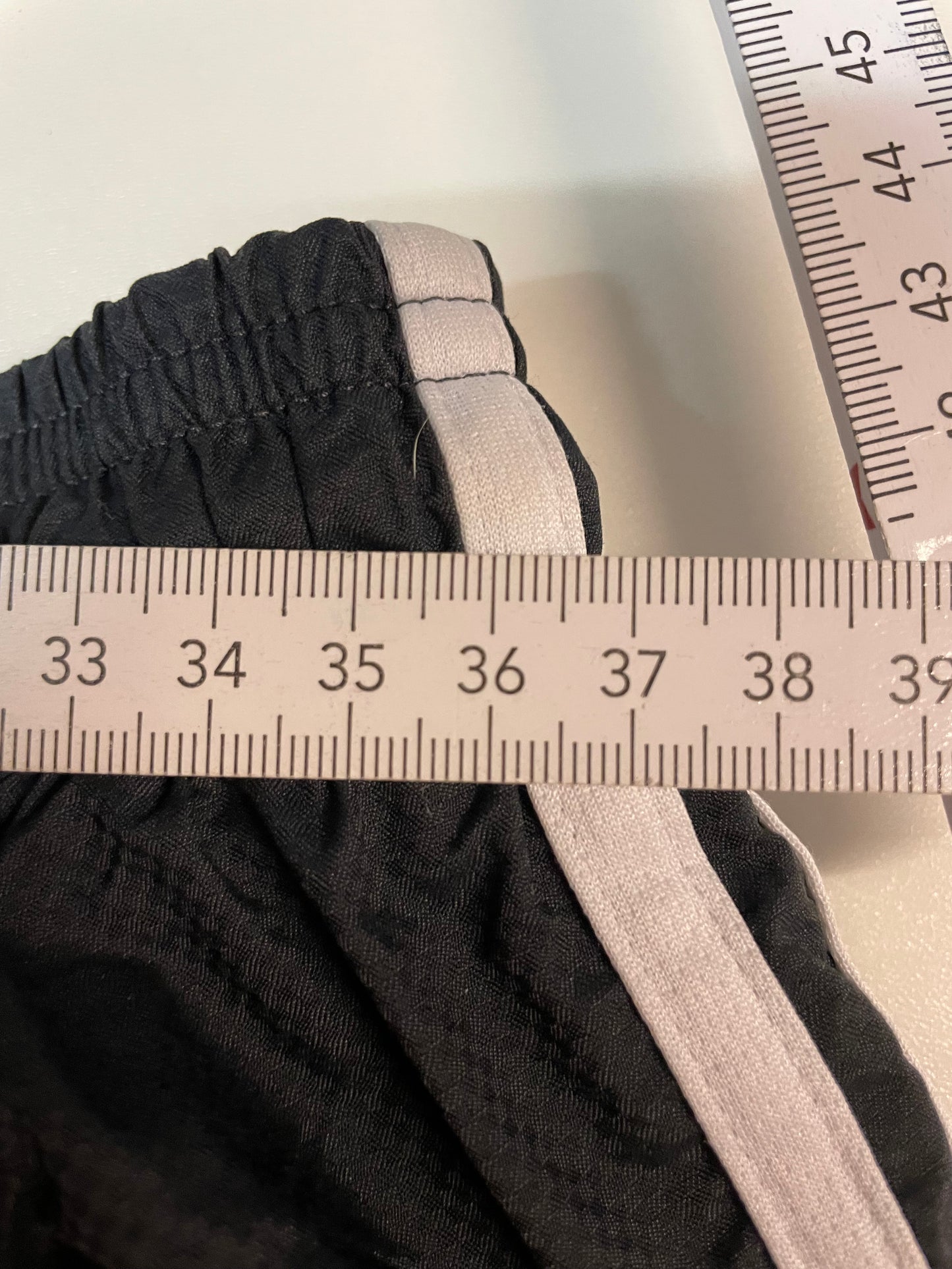 Entdecke unsere Vintage Track Pants von Nike und anderen Marken, erhältlich bei Valuxery.de - Dein Shop für trendige Vintage - Kleidung. Unsere Track Pants sind aus hochwertigen Materialien und