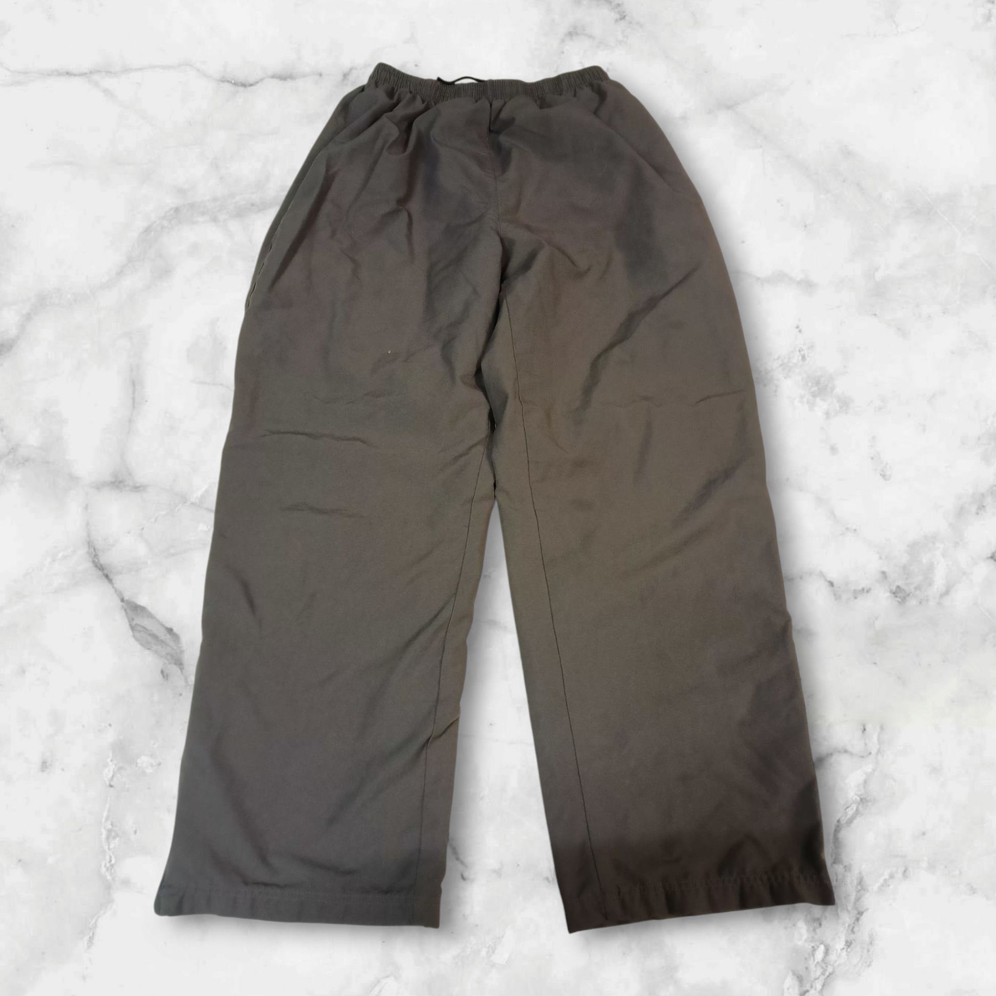 Entdecke unsere Vintage Track Pants von Nike und anderen Marken, erhältlich bei Valuxery.de - Dein Shop für trendige Vintage - Kleidung. Unsere Track Pants sind aus hochwertigen Materialien und