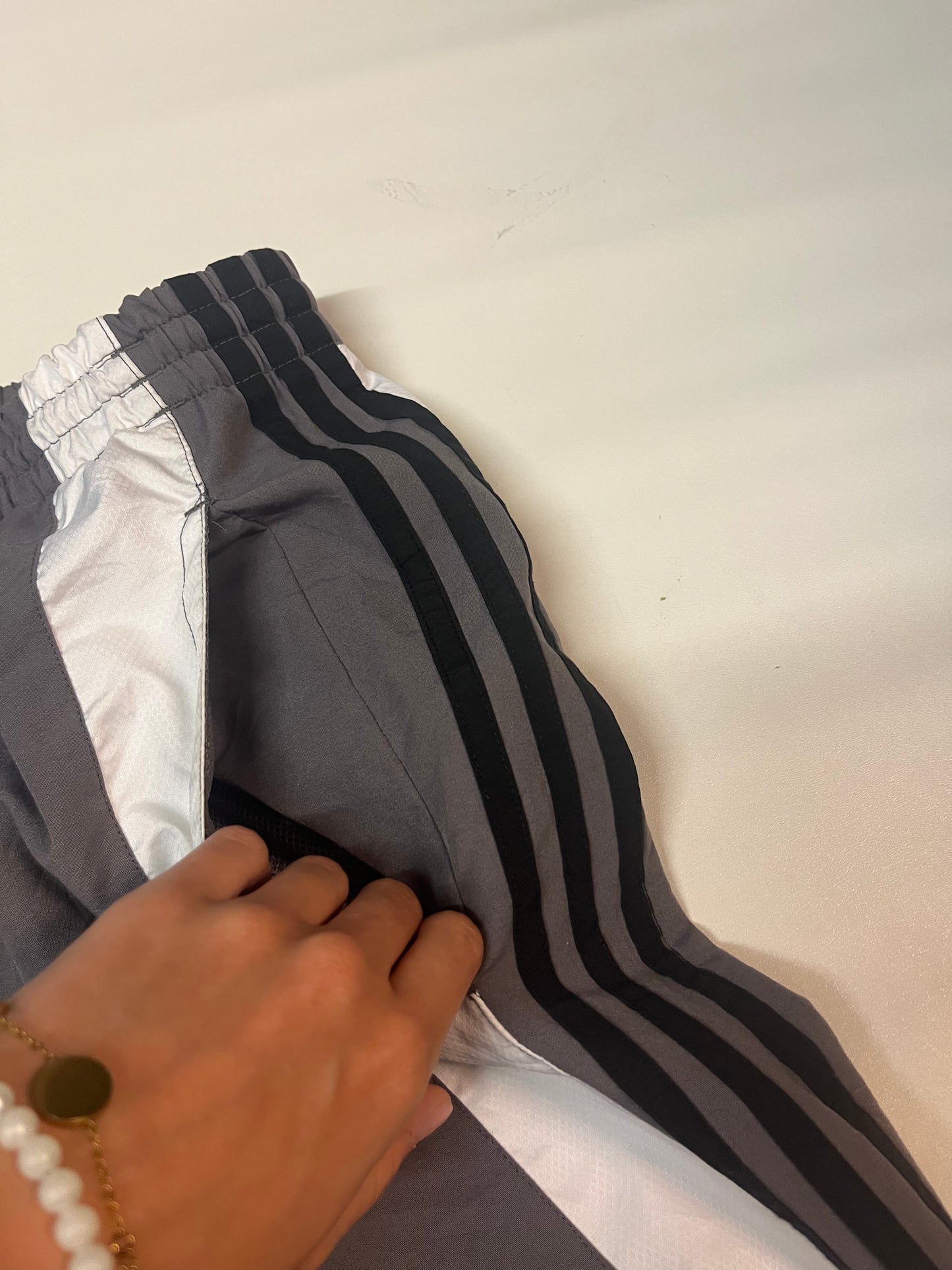 Entdecke unsere Vintage Track Pants von Nike und anderen Marken, erhältlich bei Valuxery.de - Dein Shop für trendige Vintage - Kleidung. Unsere Track Pants sind aus hochwertigen Materialien und