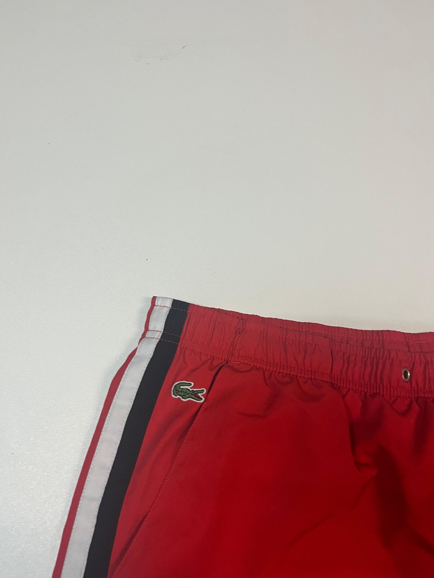 Entdecke unsere Vintage Track Pants von Nike und anderen Marken, erhältlich bei Valuxery.de - Dein Shop für trendige Vintage - Kleidung. Unsere Track Pants sind aus hochwertigen Materialien und