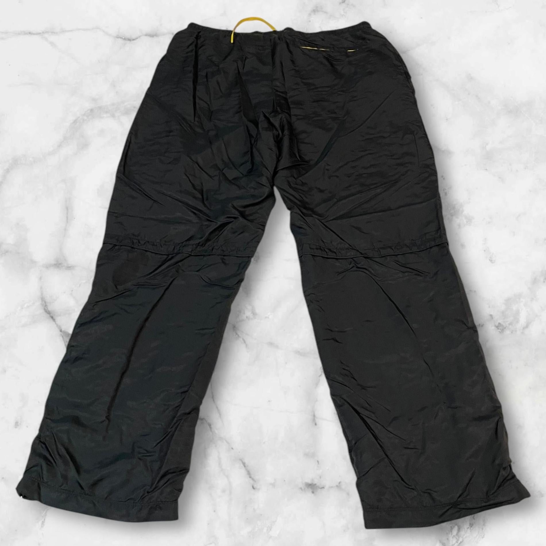 Entdecke unsere Vintage Track Pants von Nike und anderen Marken, erhältlich bei Valuxery.de - Dein Shop für trendige Vintage - Kleidung. Unsere Track Pants sind aus hochwertigen Materialien und