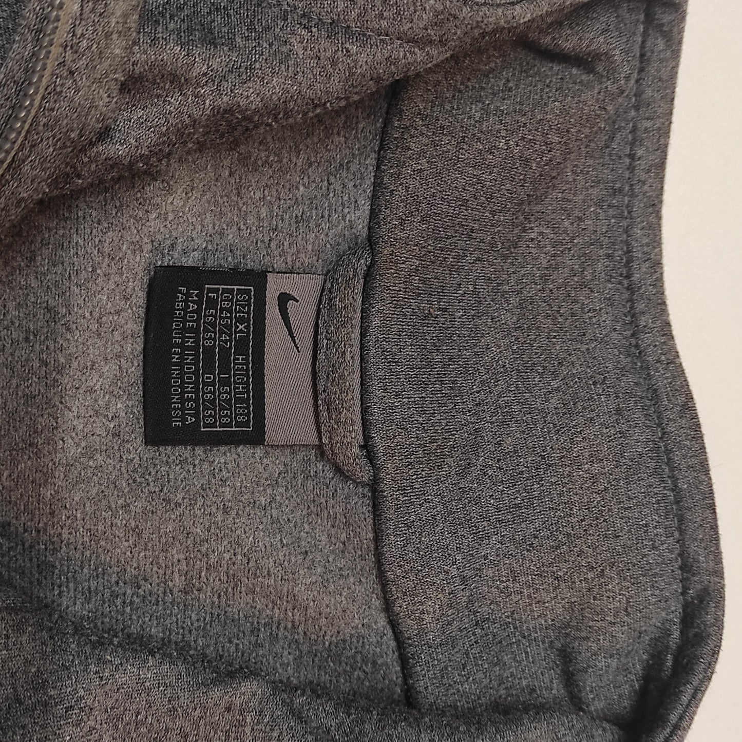 Entdecke unsere Vintage Track Pants von Nike und anderen Marken, erhältlich bei Valuxery.de - Dein Shop für trendige Vintage - Kleidung. Unsere Track Pants sind aus hochwertigen Materialien und