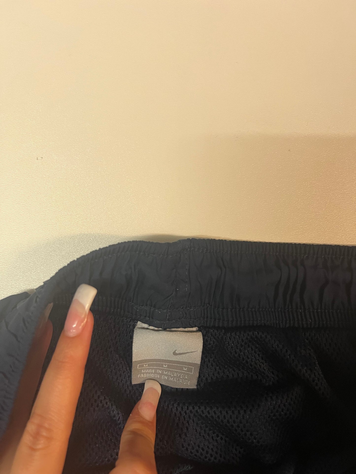 Entdecke unsere Vintage Track Pants von Nike und anderen Marken, erhältlich bei Valuxery.de - Dein Shop für trendige Vintage - Kleidung. Unsere Track Pants sind aus hochwertigen Materialien und