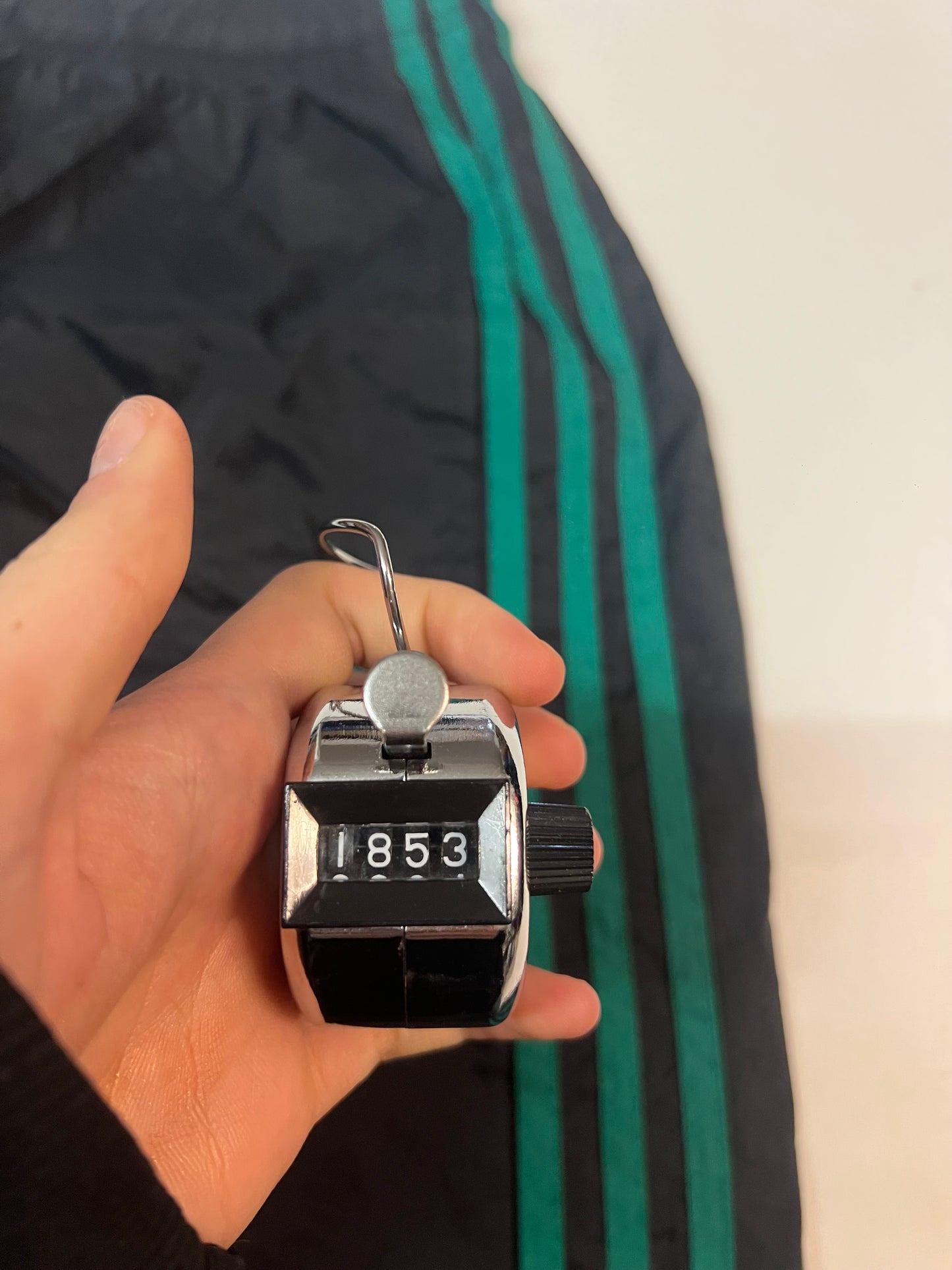 Entdecke unsere Vintage Track Pants von Nike und anderen Marken, erhältlich bei Valuxery.de - Dein Shop für trendige Vintage - Kleidung. Unsere Track Pants sind aus hochwertigen Materialien und