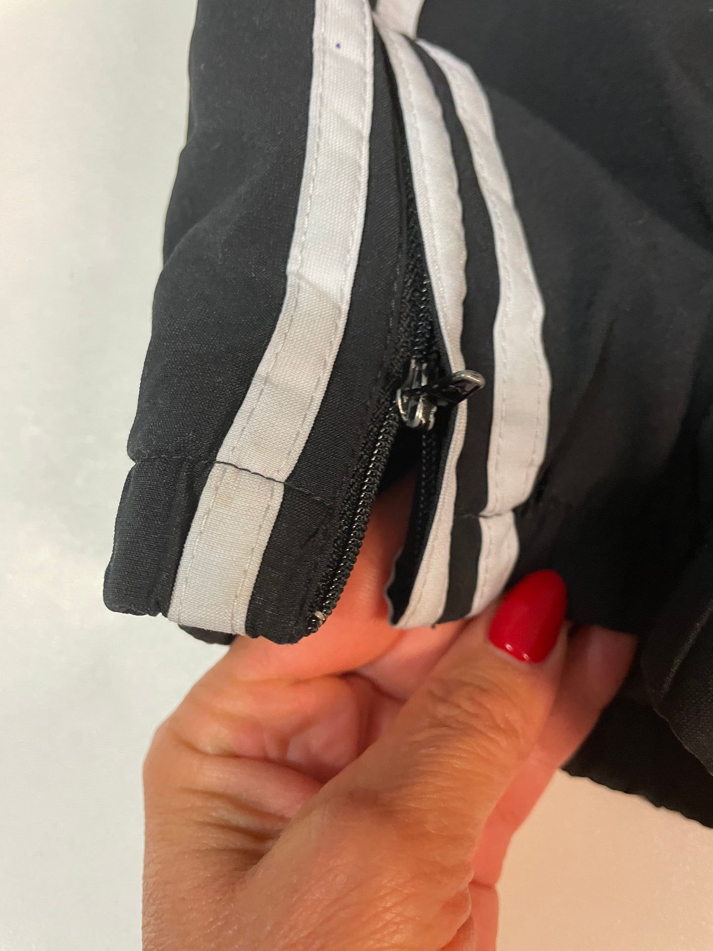 Entdecke unsere Vintage Track Pants von Nike und anderen Marken, erhältlich bei Valuxery.de - Dein Shop für trendige Vintage - Kleidung. Unsere Track Pants sind aus hochwertigen Materialien und
