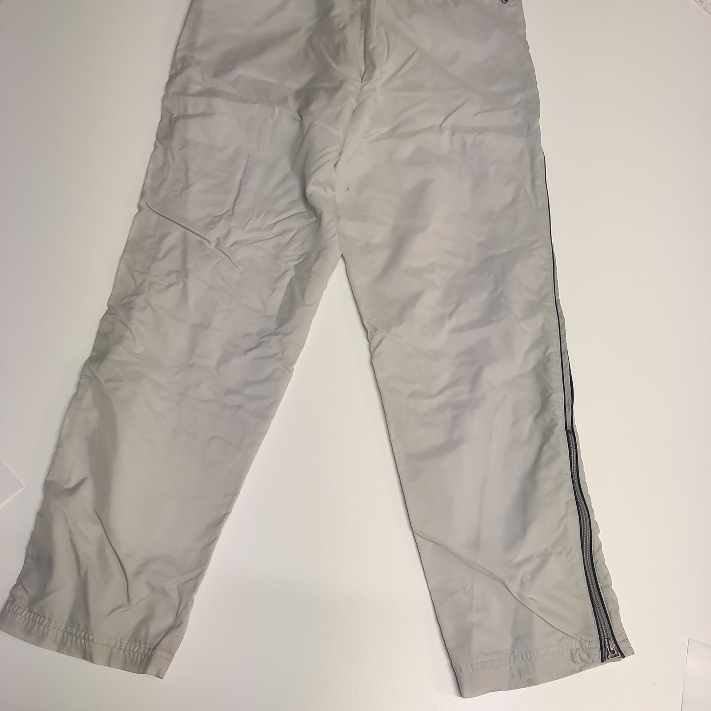 Entdecke unsere Vintage Track Pants von Nike und anderen Marken, erhältlich bei Valuxery.de - Dein Shop für trendige Vintage - Kleidung. Unsere Track Pants sind aus hochwertigen Materialien und