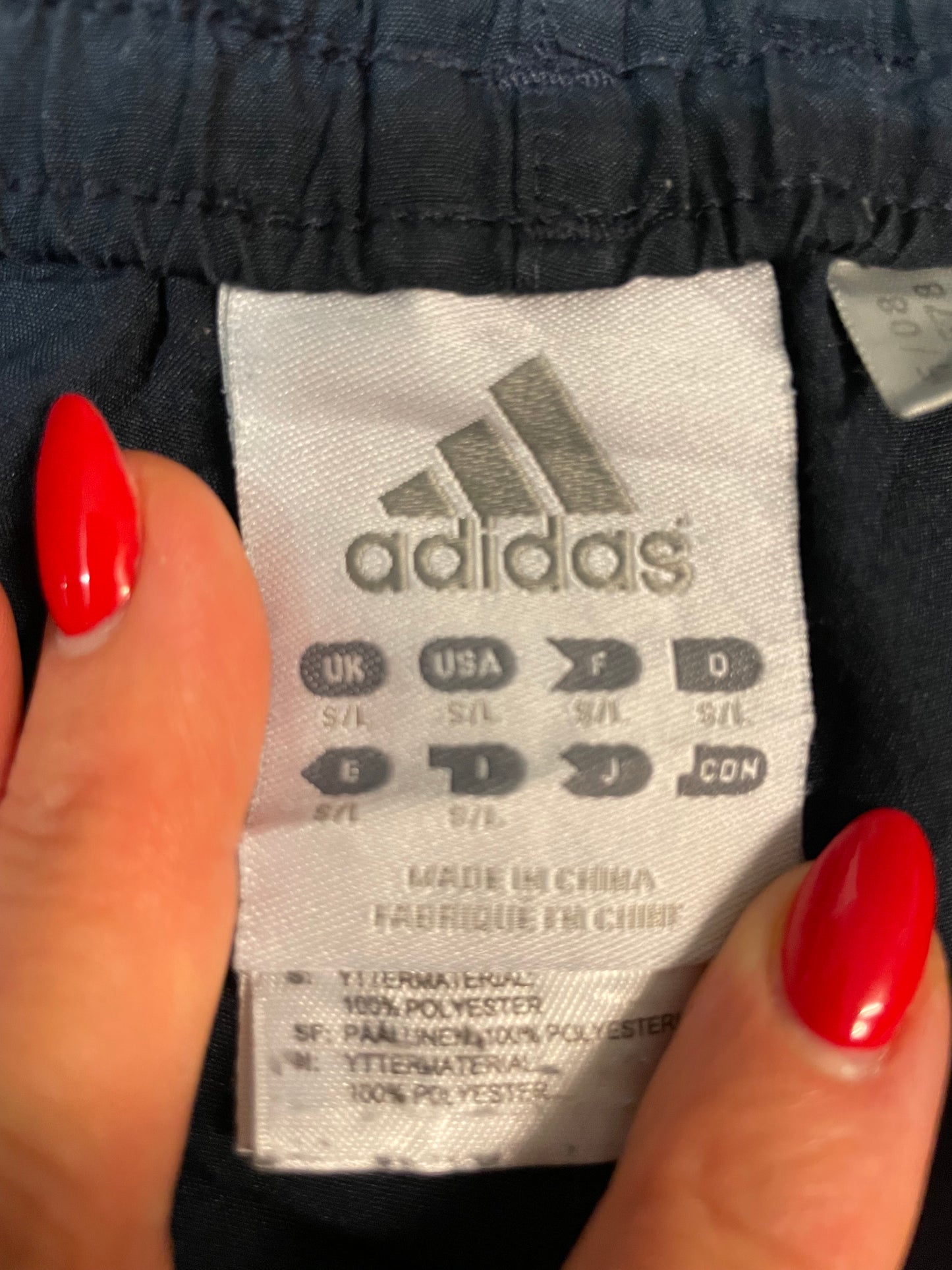 Entdecke unsere Vintage Track Pants von Nike und anderen Marken, erhältlich bei Valuxery.de - Dein Shop für trendige Vintage - Kleidung. Unsere Track Pants sind aus hochwertigen Materialien und
