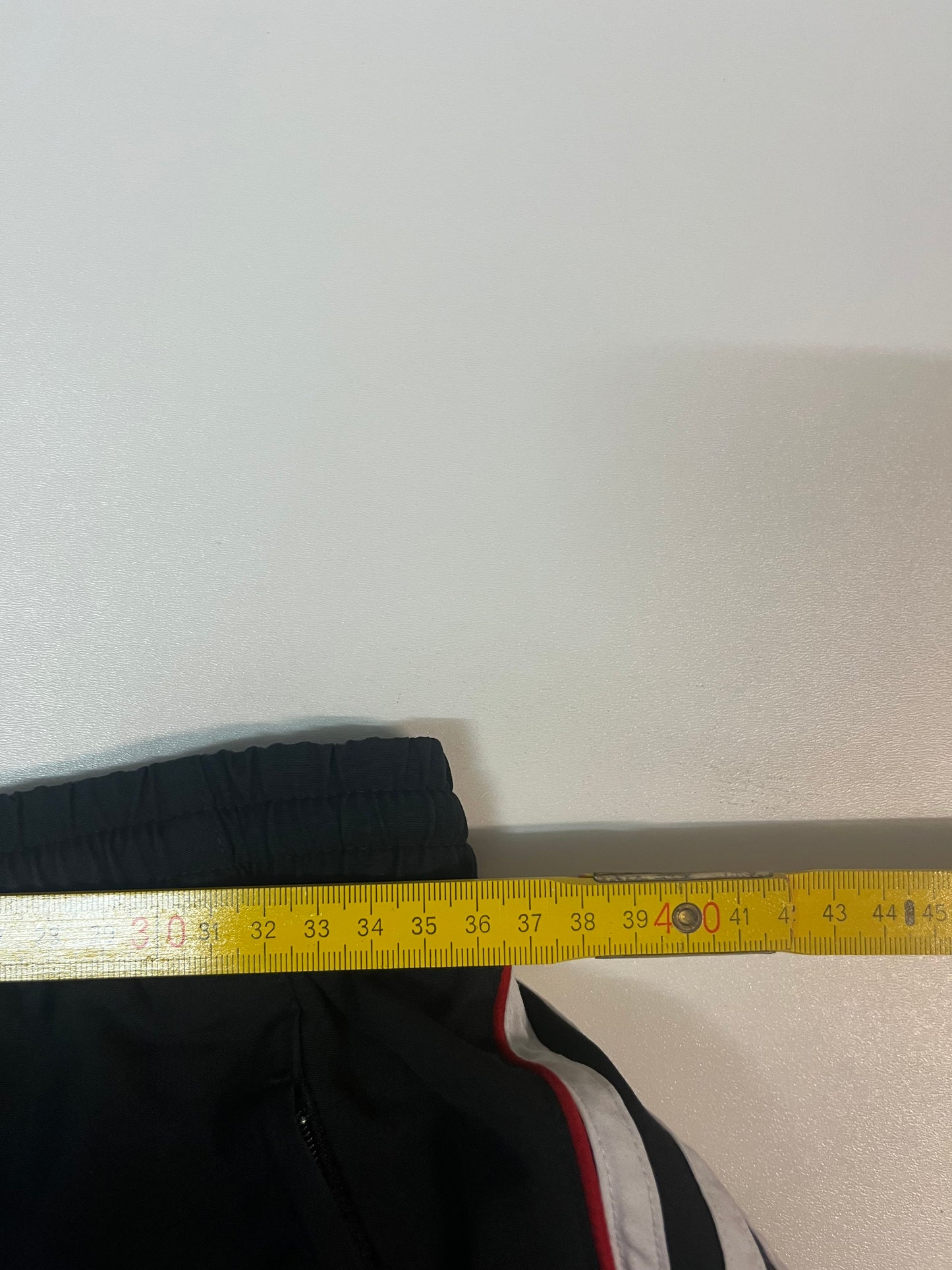 Entdecke unsere Vintage Track Pants von Nike und anderen Marken, erhältlich bei Valuxery.de - Dein Shop für trendige Vintage - Kleidung. Unsere Track Pants sind aus hochwertigen Materialien und