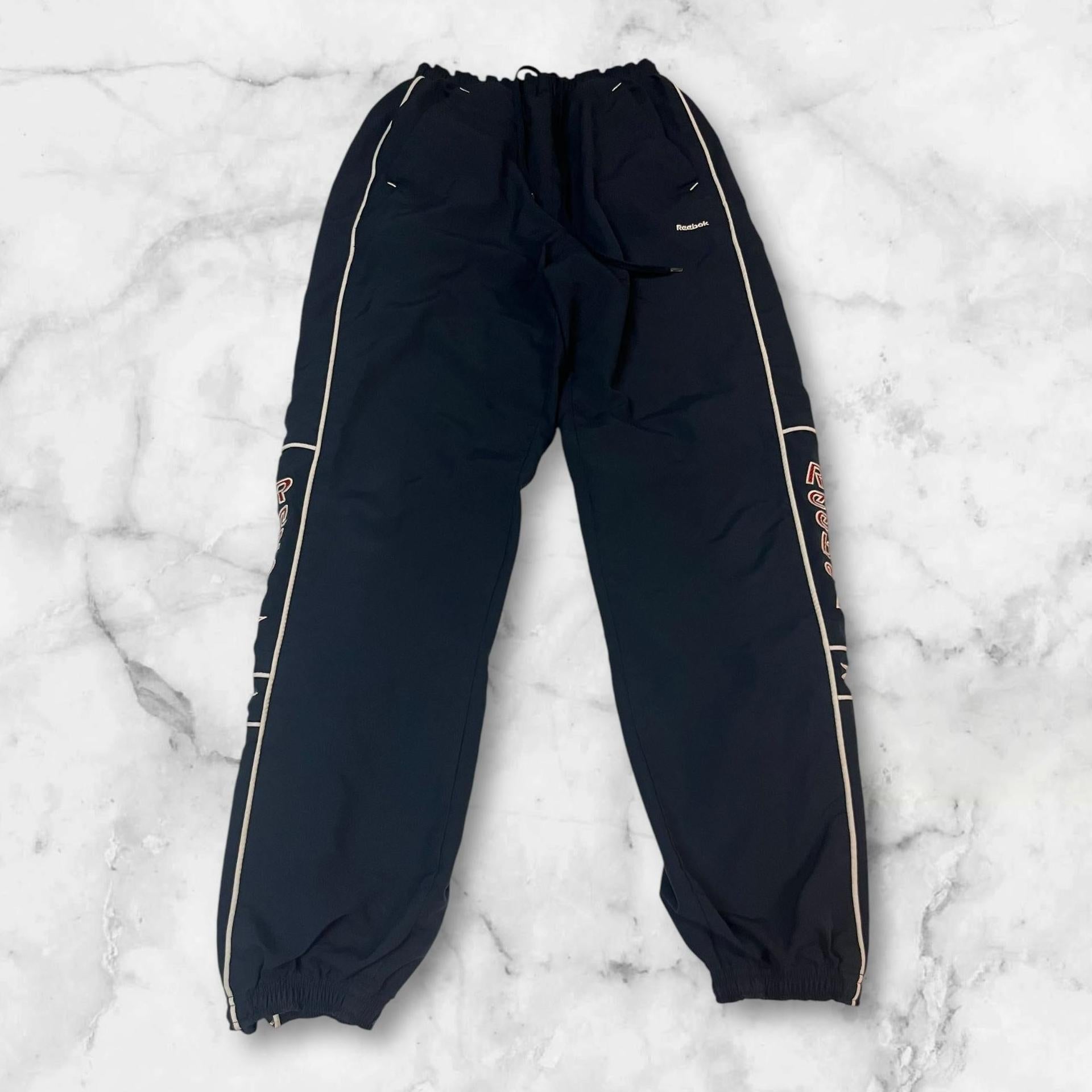 Entdecke unsere Vintage Track Pants von Nike und anderen Marken, erhältlich bei Valuxery.de - Dein Shop für trendige Vintage - Kleidung. Unsere Track Pants sind aus hochwertigen Materialien und