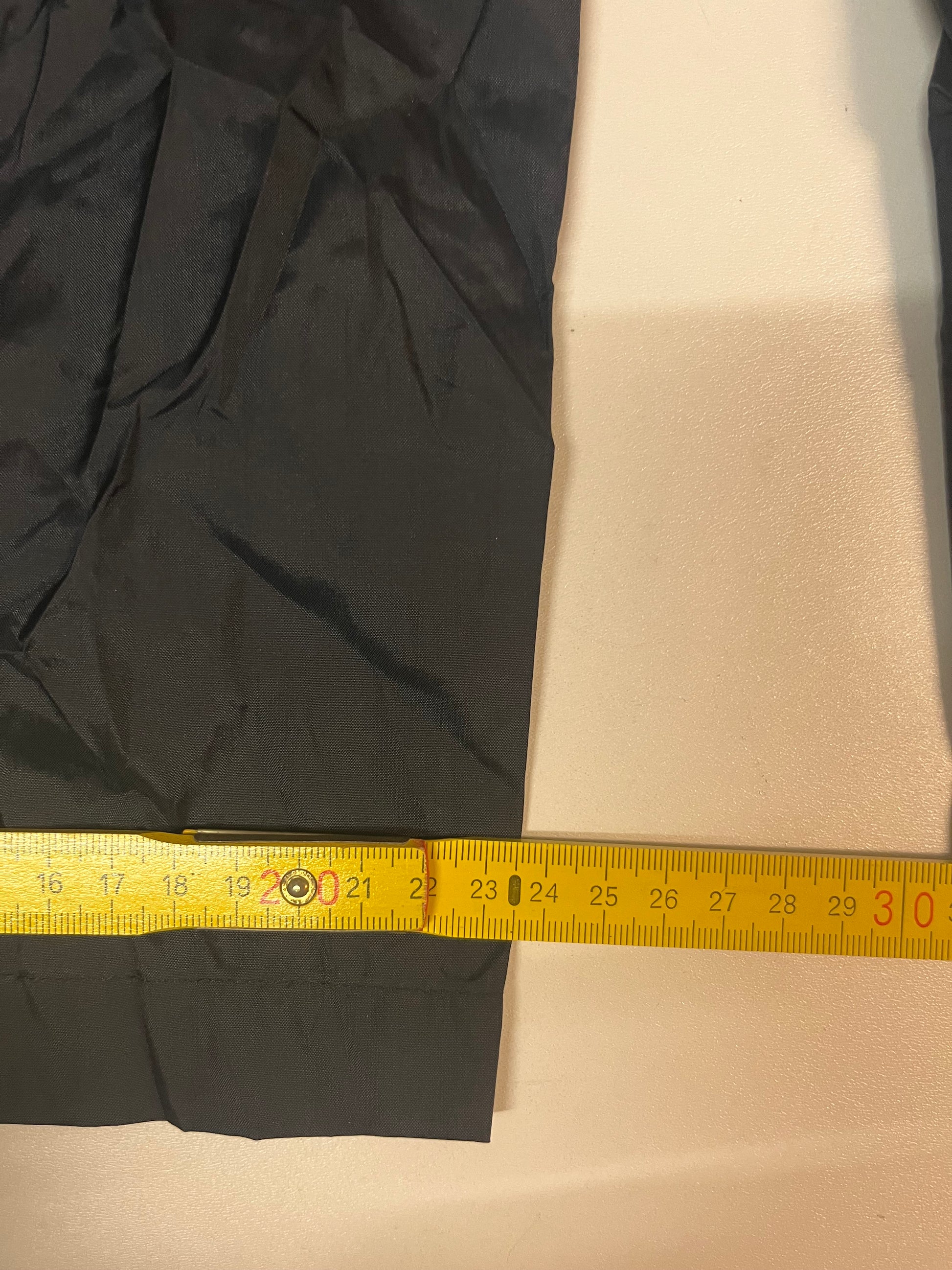 Entdecke unsere Vintage Track Pants von Nike und anderen Marken, erhältlich bei Valuxery.de - Dein Shop für trendige Vintage - Kleidung. Unsere Track Pants sind aus hochwertigen Materialien und