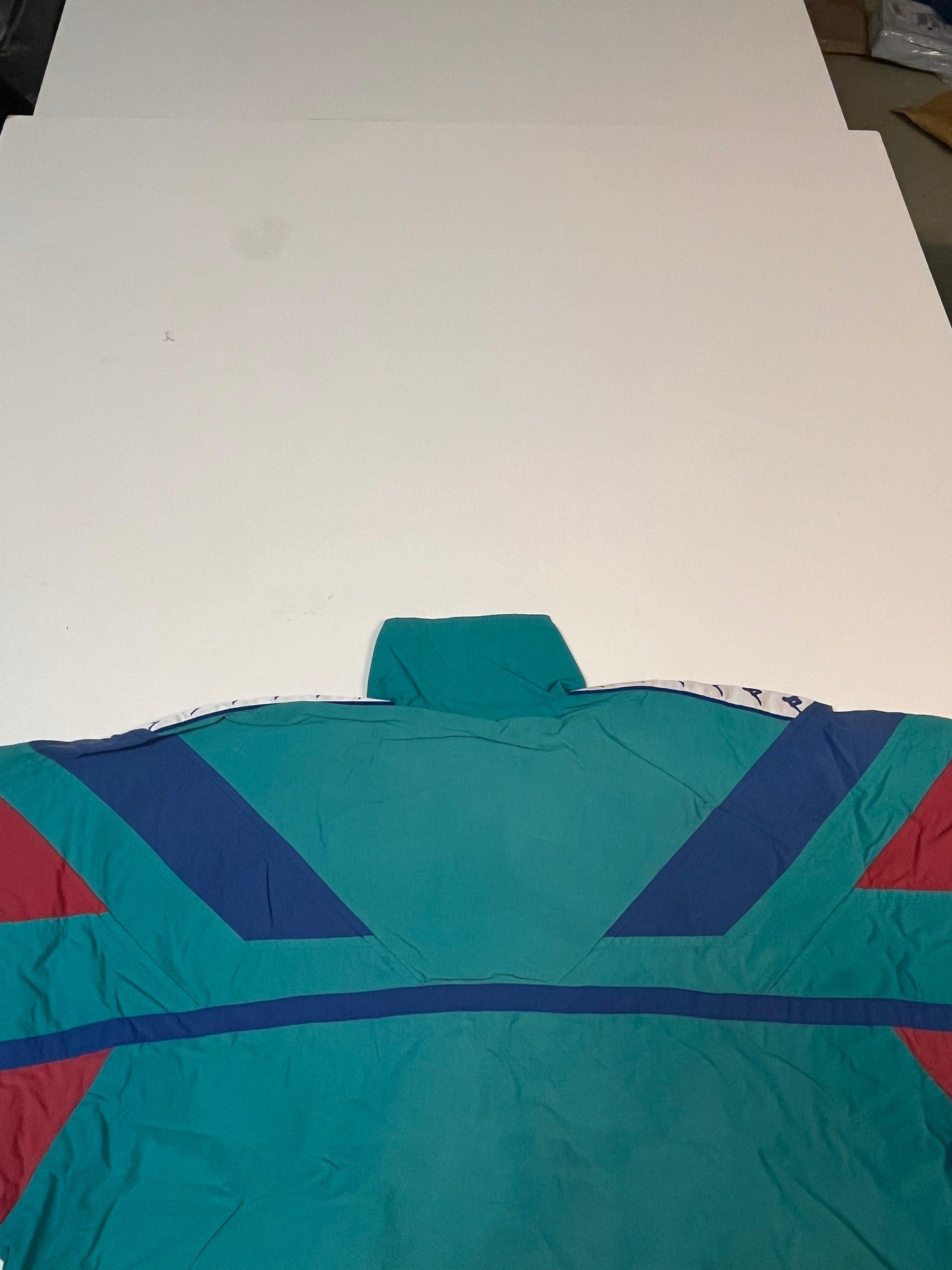 Entdecke unsere Vintage Track Pants von Nike und anderen Marken, erhältlich bei Valuxery.de - Dein Shop für trendige Vintage - Kleidung. Unsere Track Pants sind aus hochwertigen Materialien und