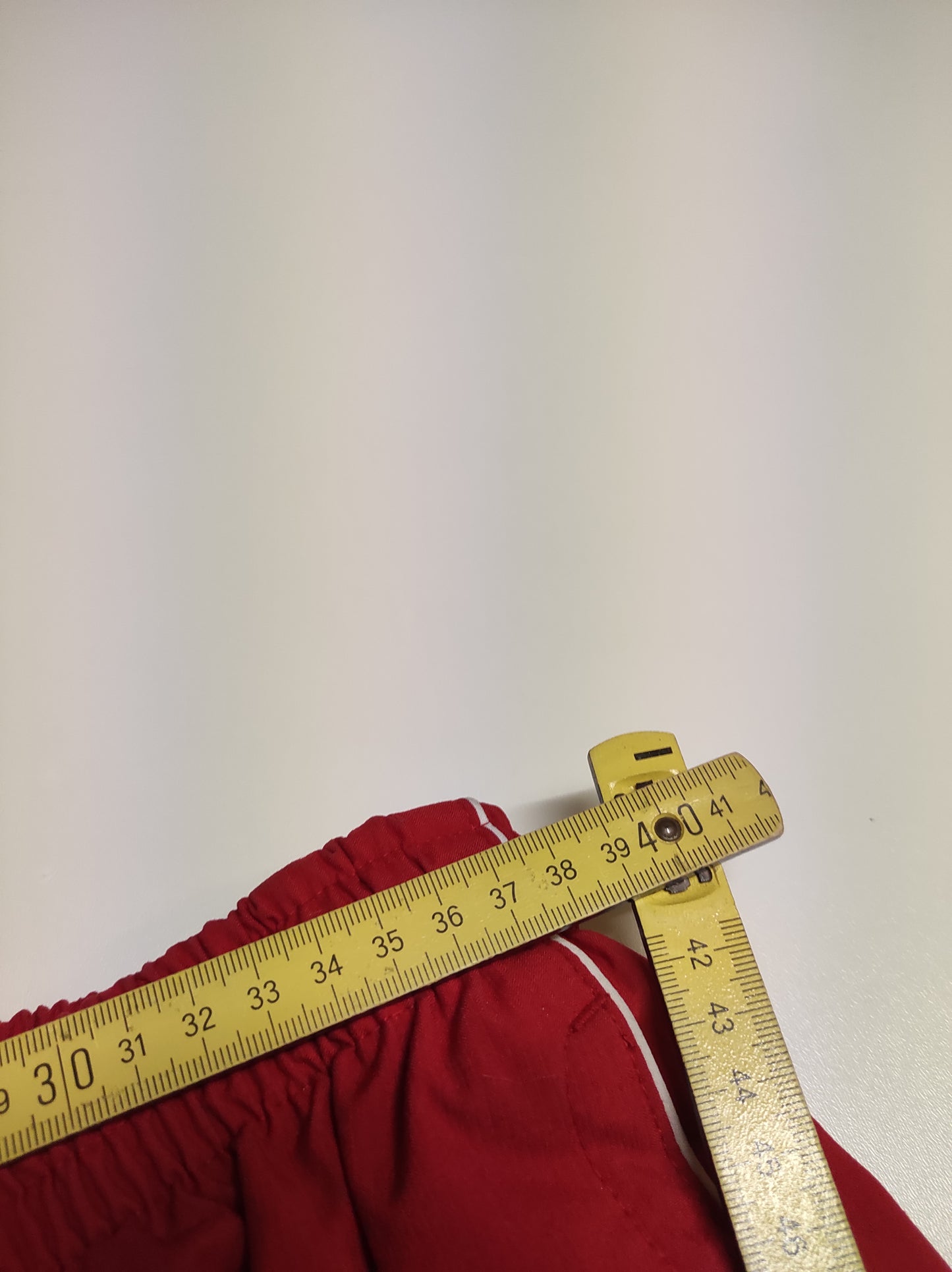 Entdecke unsere Vintage Track Pants von Nike und anderen Marken, erhältlich bei Valuxery.de - Dein Shop für trendige Vintage - Kleidung. Unsere Track Pants sind aus hochwertigen Materialien und