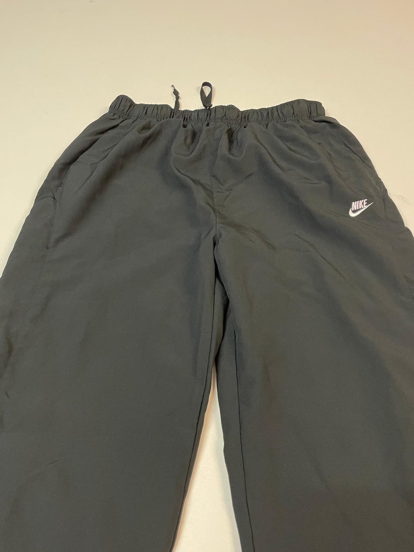 Entdecke unsere Vintage Track Pants von Nike und anderen Marken, erhältlich bei Valuxery.de - Dein Shop für trendige Vintage - Kleidung. Unsere Track Pants sind aus hochwertigen Materialien und