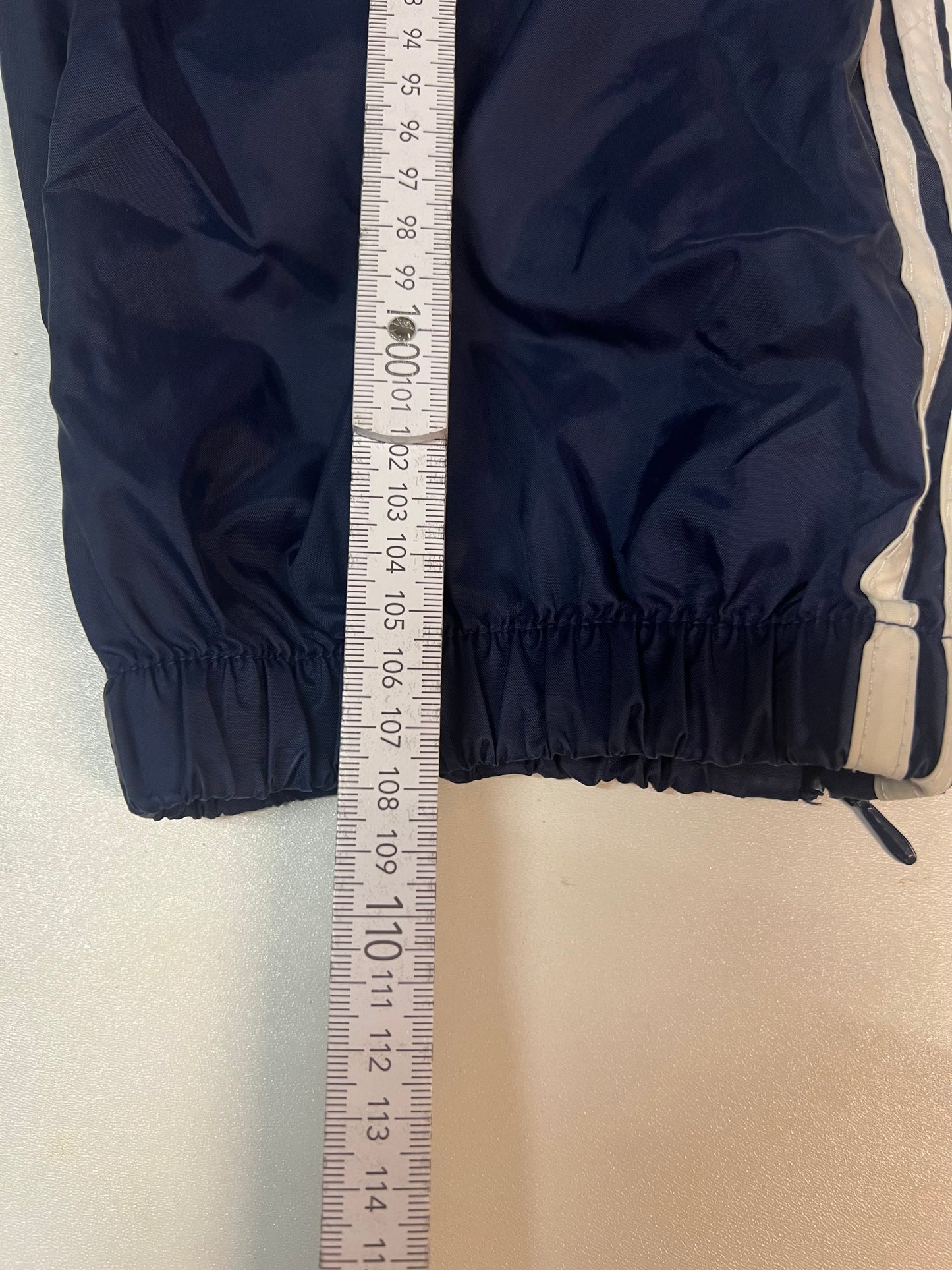Entdecke unsere Vintage Track Pants von Nike und anderen Marken, erhältlich bei Valuxery.de - Dein Shop für trendige Vintage - Kleidung. Unsere Track Pants sind aus hochwertigen Materialien und