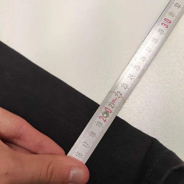 Entdecke unsere Vintage Track Pants von Nike und anderen Marken, erhältlich bei Valuxery.de - Dein Shop für trendige Vintage - Kleidung. Unsere Track Pants sind aus hochwertigen Materialien und