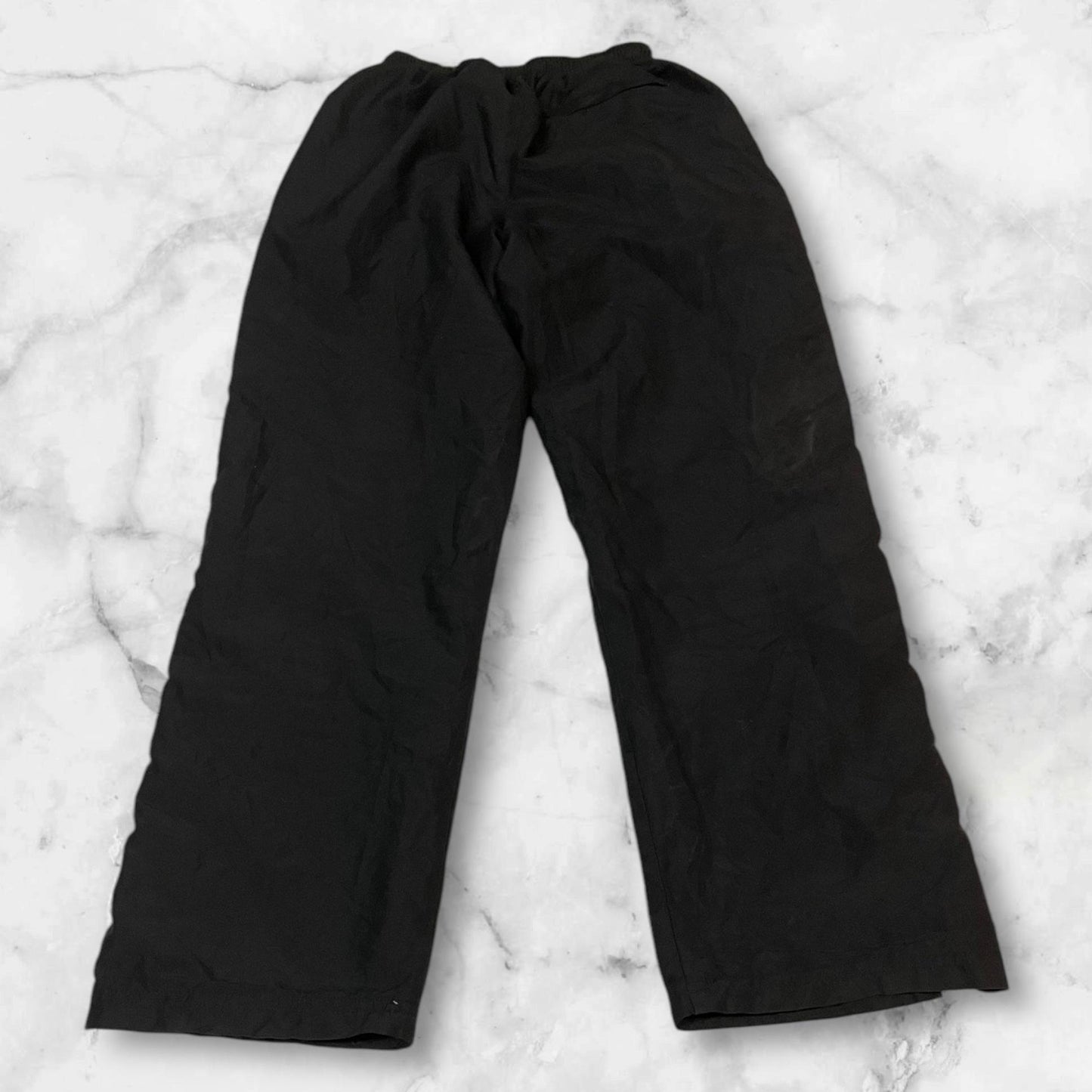 Entdecke unsere Vintage Track Pants von Nike und anderen Marken, erhältlich bei Valuxery.de - Dein Shop für trendige Vintage - Kleidung. Unsere Track Pants sind aus hochwertigen Materialien und