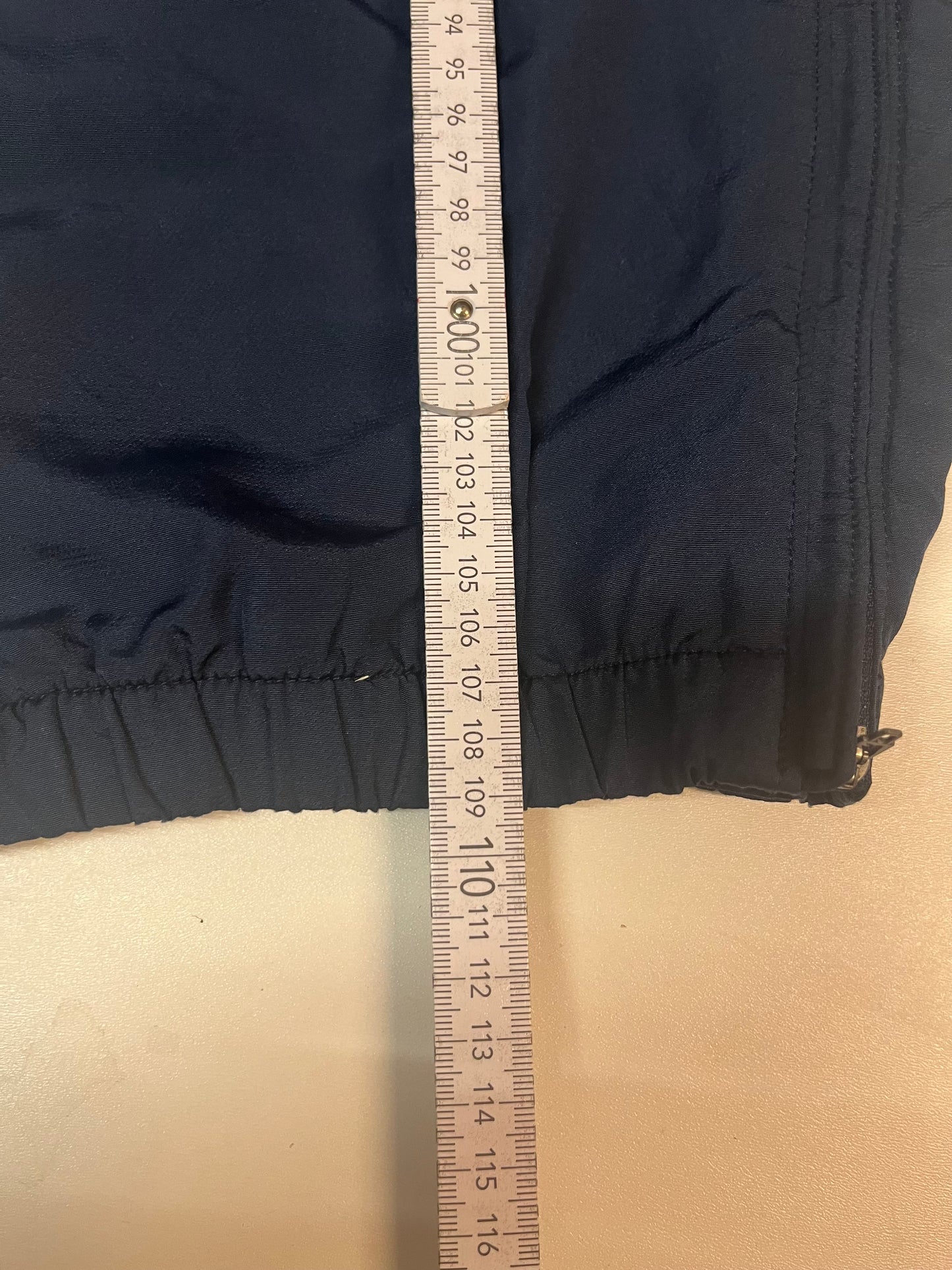 Entdecke unsere Vintage Track Pants von Nike und anderen Marken, erhältlich bei Valuxery.de - Dein Shop für trendige Vintage - Kleidung. Unsere Track Pants sind aus hochwertigen Materialien und