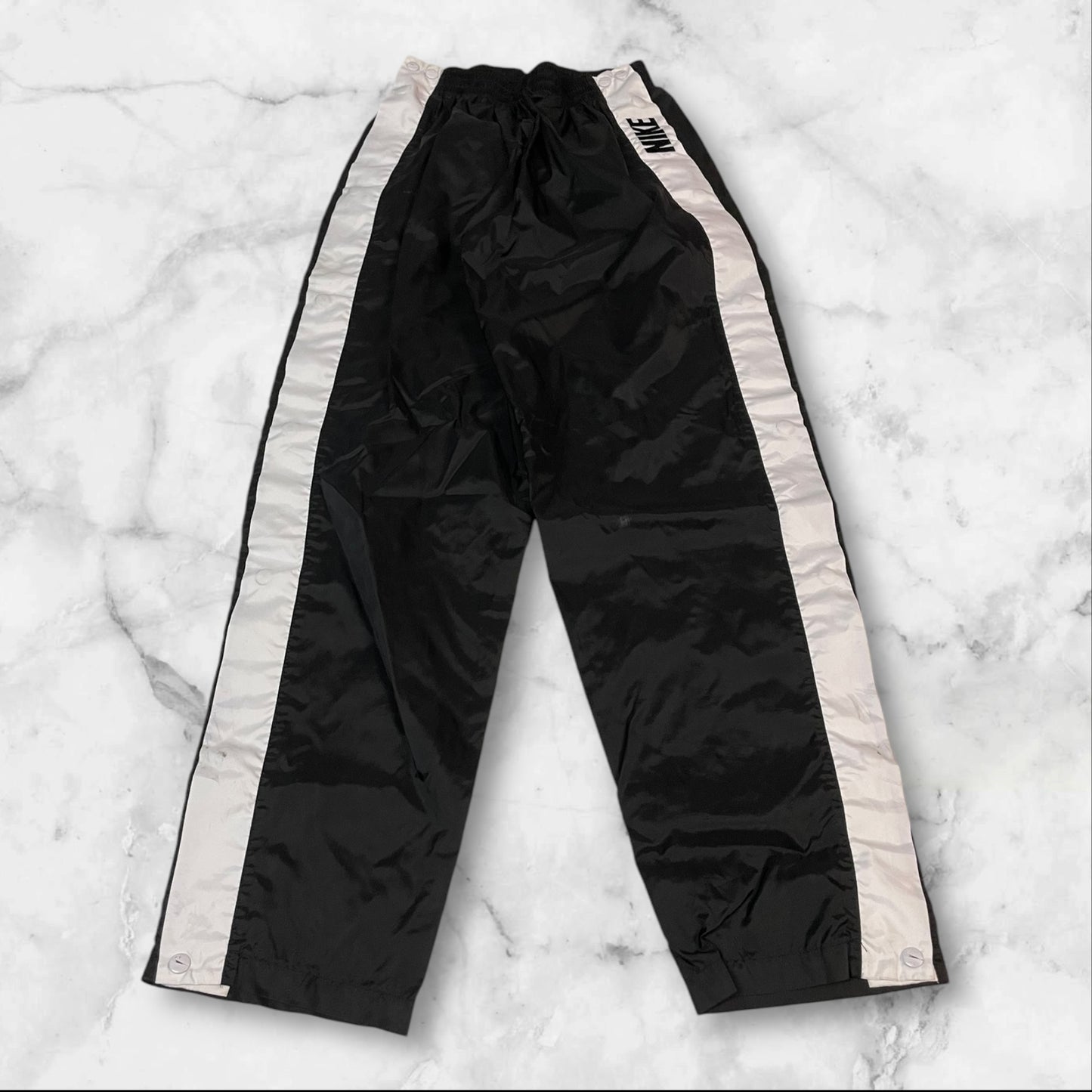 Entdecke unsere Vintage Track Pants von Nike und anderen Marken, erhältlich bei Valuxery.de - Dein Shop für trendige Vintage - Kleidung. Unsere Track Pants sind aus hochwertigen Materialien und