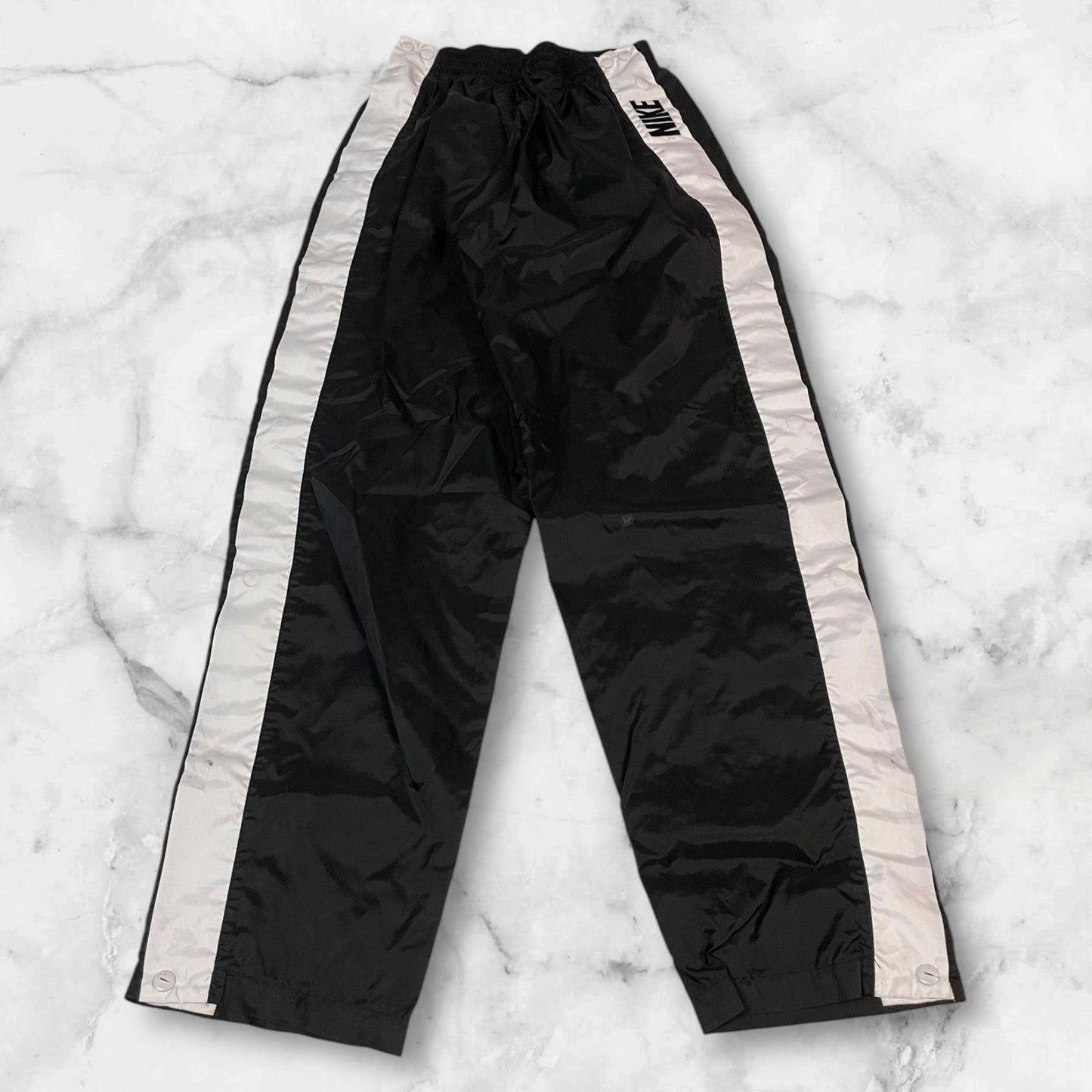 Entdecke unsere Vintage Track Pants von Nike und anderen Marken, erhältlich bei Valuxery.de - Dein Shop für trendige Vintage - Kleidung. Unsere Track Pants sind aus hochwertigen Materialien und
