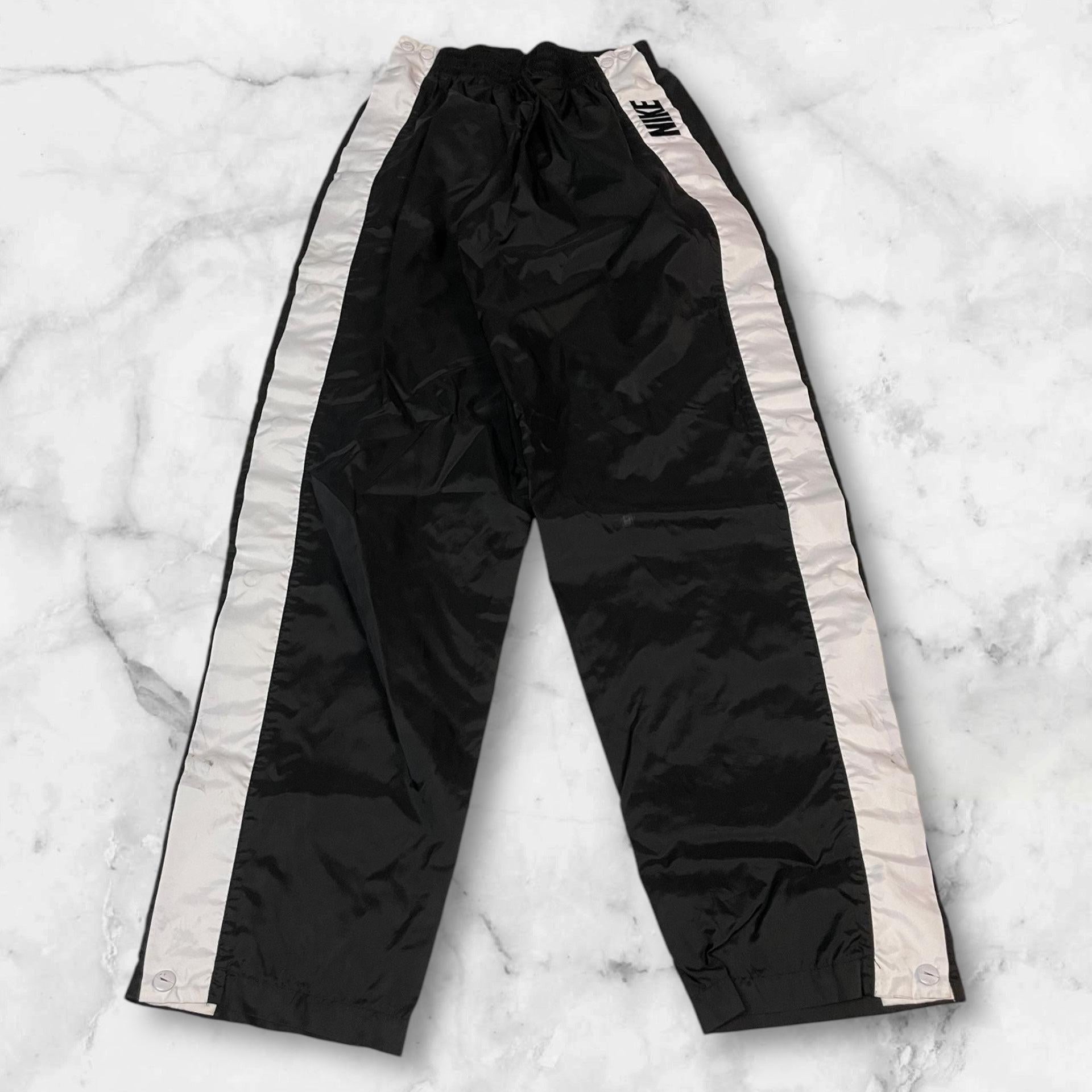Entdecke unsere Vintage Track Pants von Nike und anderen Marken, erhältlich bei Valuxery.de - Dein Shop für trendige Vintage - Kleidung. Unsere Track Pants sind aus hochwertigen Materialien und