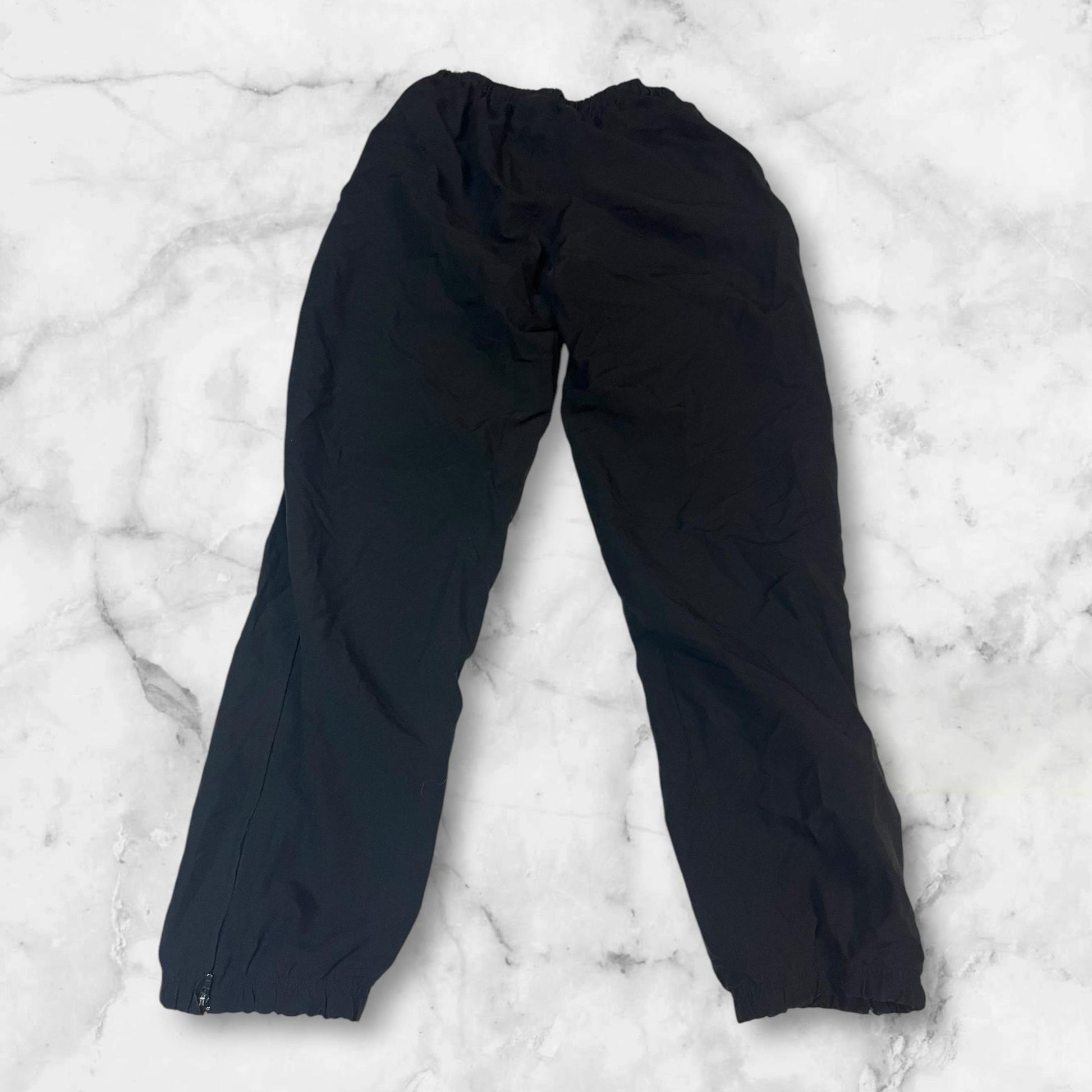 Entdecke unsere Vintage Track Pants von Nike und anderen Marken, erhältlich bei Valuxery.de - Dein Shop für trendige Vintage - Kleidung. Unsere Track Pants sind aus hochwertigen Materialien und