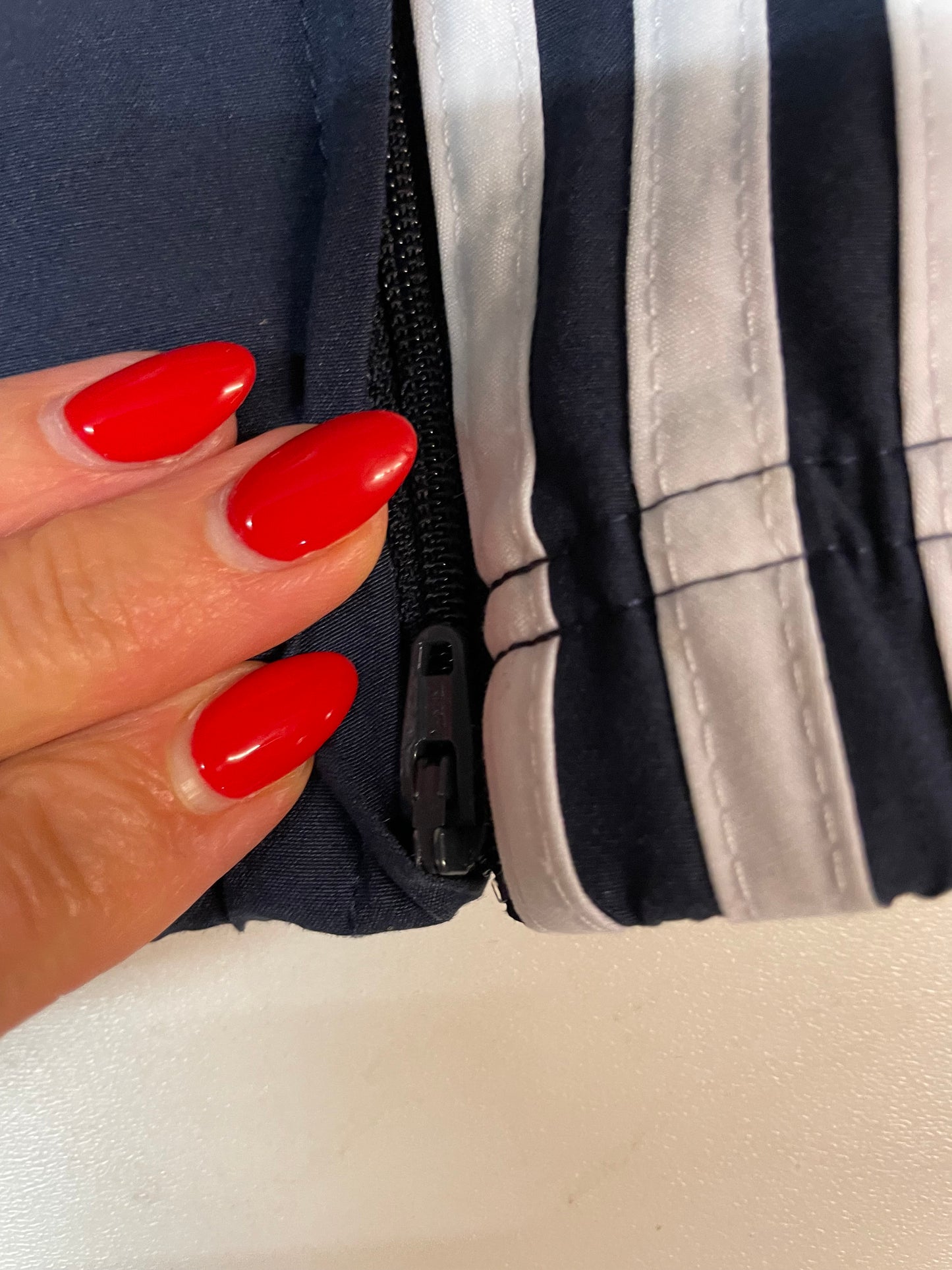 Entdecke unsere Vintage Track Pants von Nike und anderen Marken, erhältlich bei Valuxery.de - Dein Shop für trendige Vintage - Kleidung. Unsere Track Pants sind aus hochwertigen Materialien und