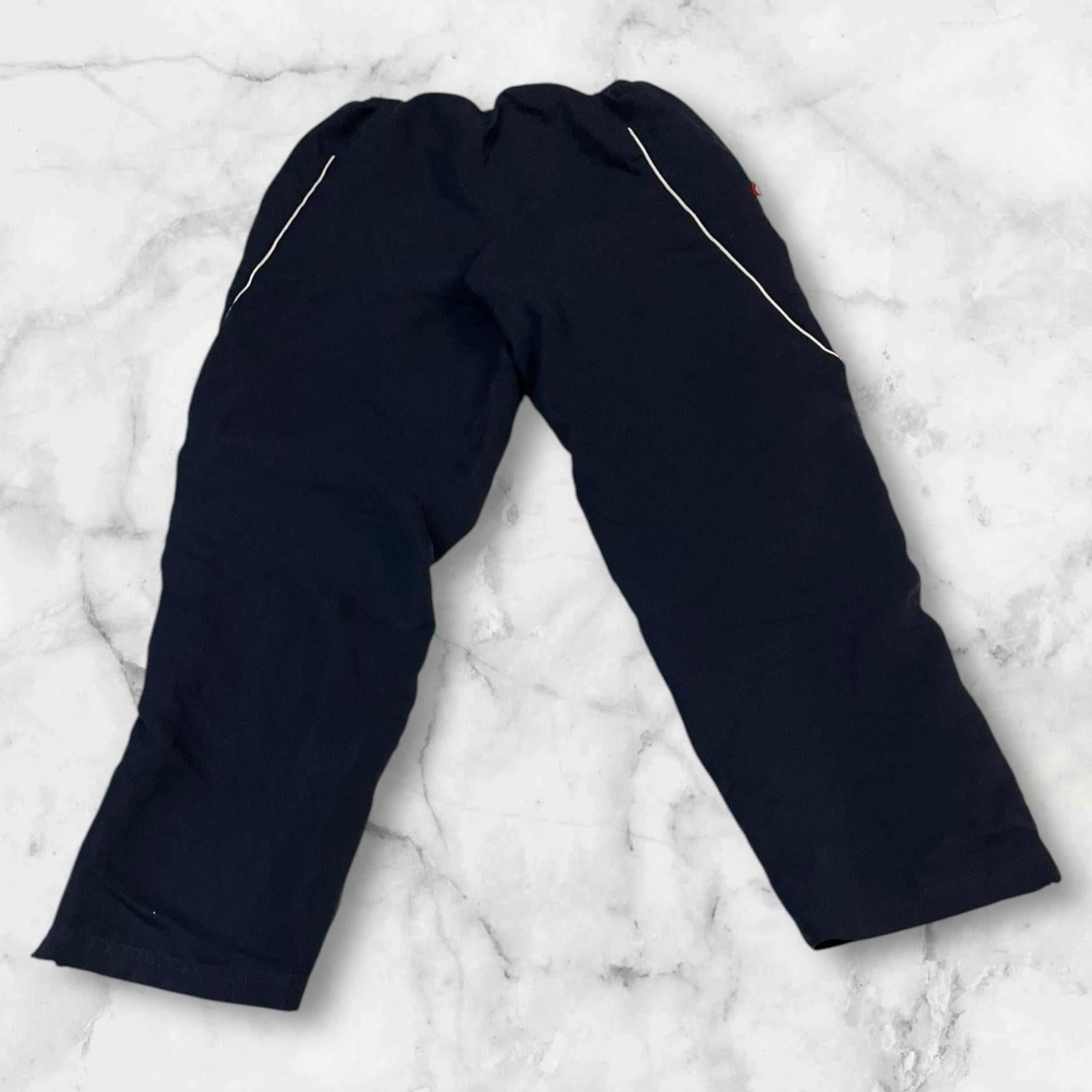 Entdecke unsere Vintage Track Pants von Nike und anderen Marken, erhältlich bei Valuxery.de - Dein Shop für trendige Vintage - Kleidung. Unsere Track Pants sind aus hochwertigen Materialien und