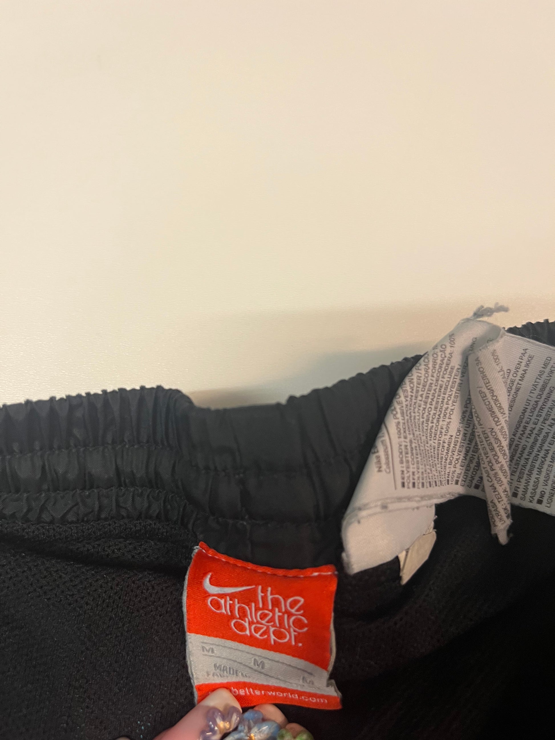 Entdecke unsere Vintage Track Pants von Nike und anderen Marken, erhältlich bei Valuxery.de - Dein Shop für trendige Vintage - Kleidung. Unsere Track Pants sind aus hochwertigen Materialien und