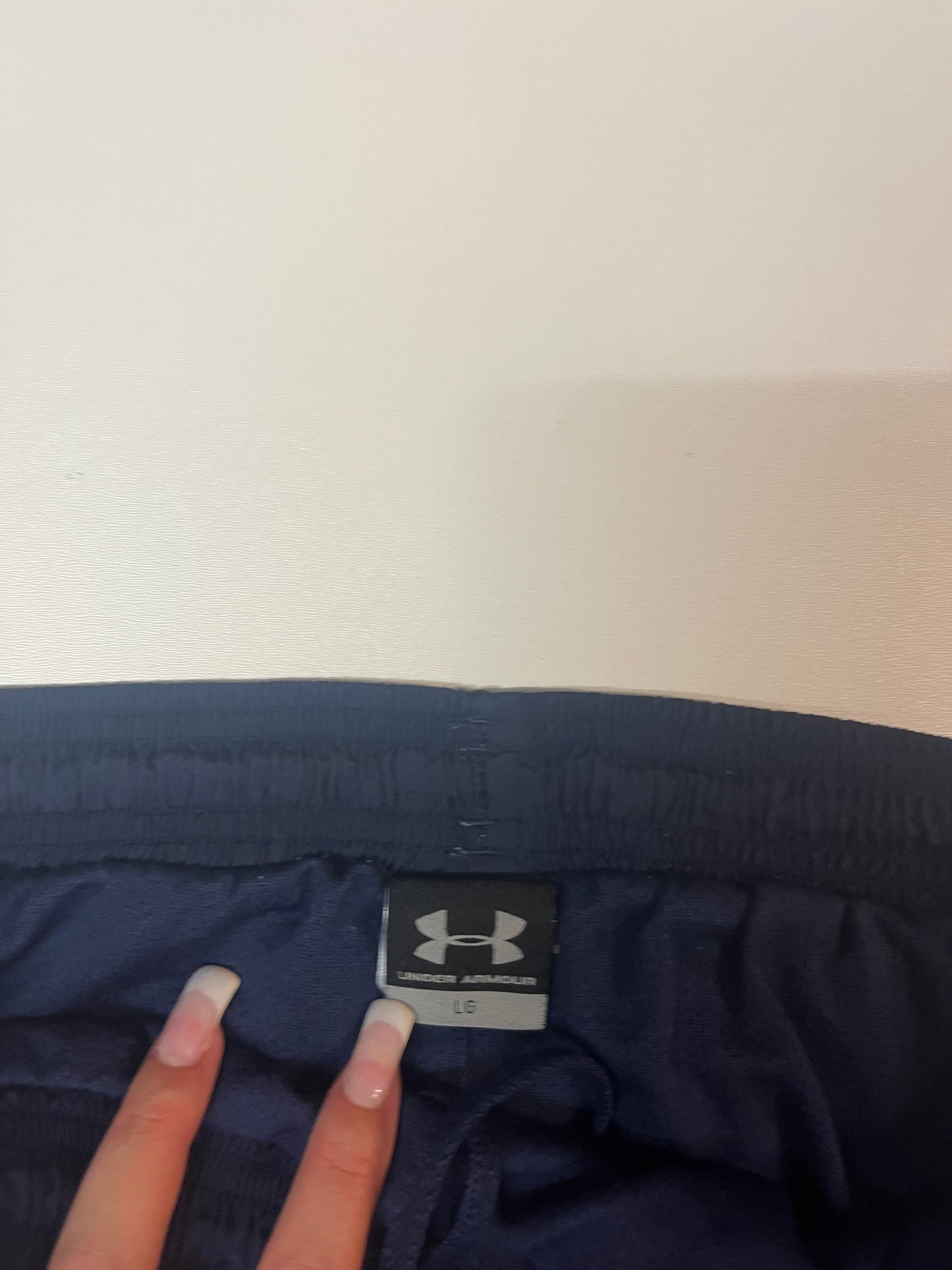 Entdecke unsere Vintage Track Pants von Nike und anderen Marken, erhältlich bei Valuxery.de - Dein Shop für trendige Vintage - Kleidung. Unsere Track Pants sind aus hochwertigen Materialien und