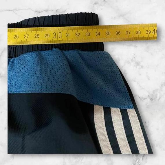 Entdecke unsere Vintage Track Pants von Nike und anderen Marken, erhältlich bei Valuxery.de - Dein Shop für trendige Vintage - Kleidung. Unsere Track Pants sind aus hochwertigen Materialien und