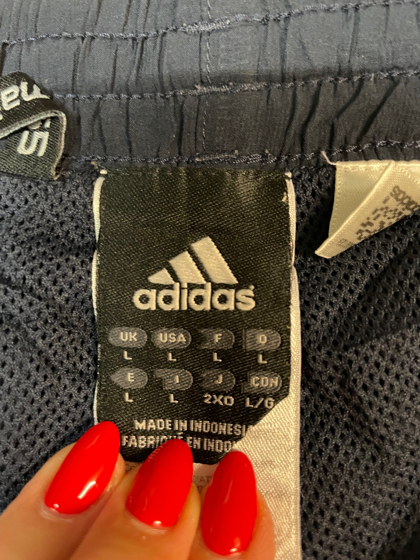 Entdecke unsere Vintage Track Pants von Nike und anderen Marken, erhältlich bei Valuxery.de - Dein Shop für trendige Vintage - Kleidung. Unsere Track Pants sind aus hochwertigen Materialien und