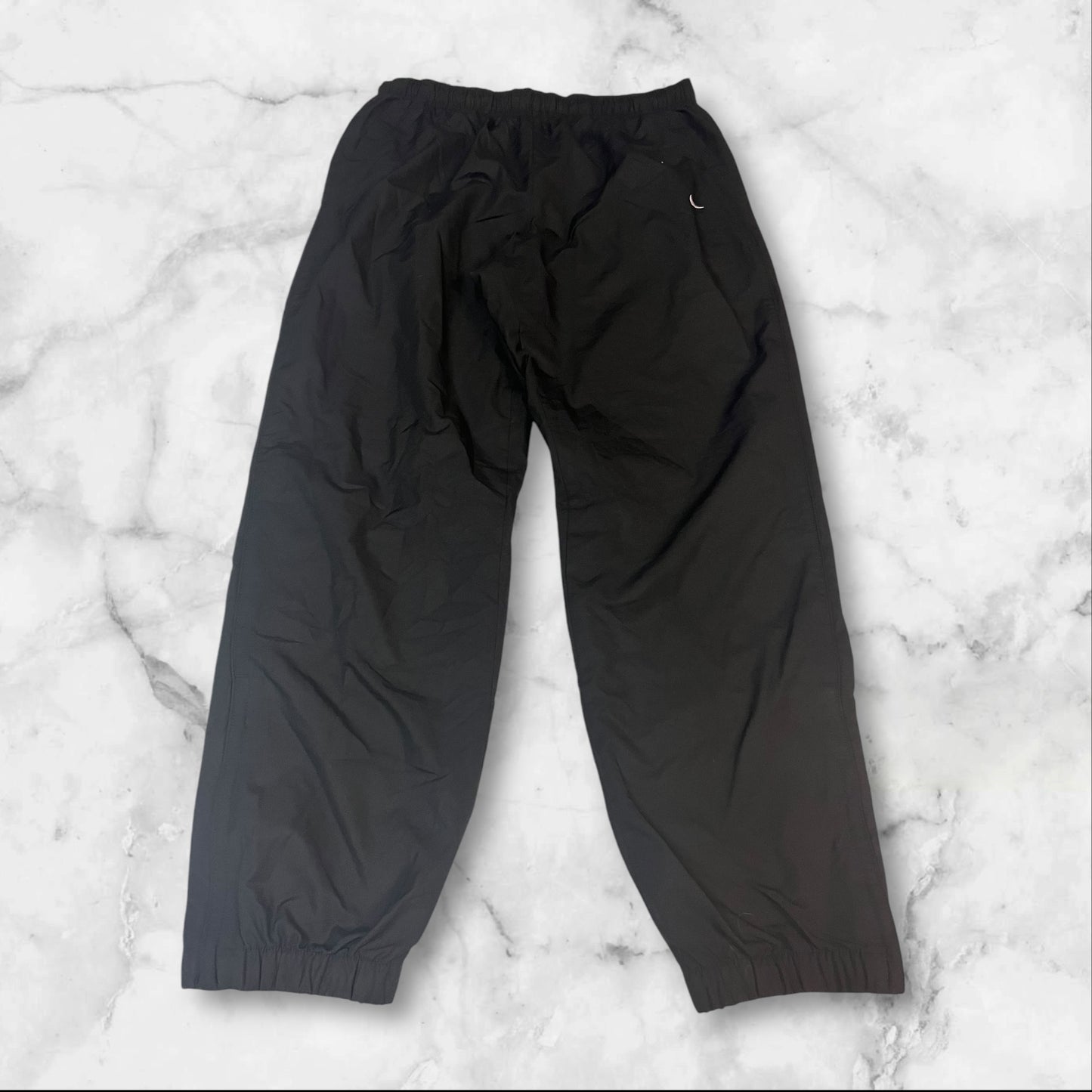 Entdecke unsere Vintage Track Pants von Nike und anderen Marken, erhältlich bei Valuxery.de - Dein Shop für trendige Vintage - Kleidung. Unsere Track Pants sind aus hochwertigen Materialien und