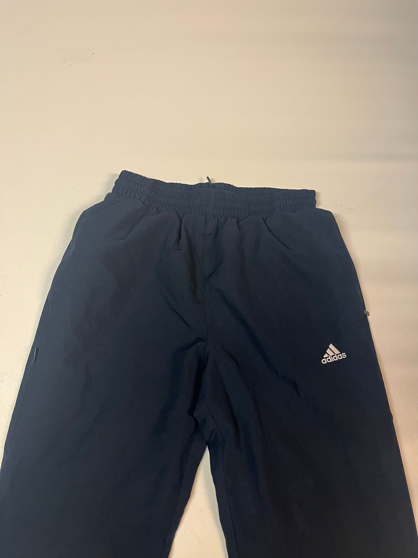 Entdecke unsere Vintage Track Pants von Nike und anderen Marken, erhältlich bei Valuxery.de - Dein Shop für trendige Vintage - Kleidung. Unsere Track Pants sind aus hochwertigen Materialien und