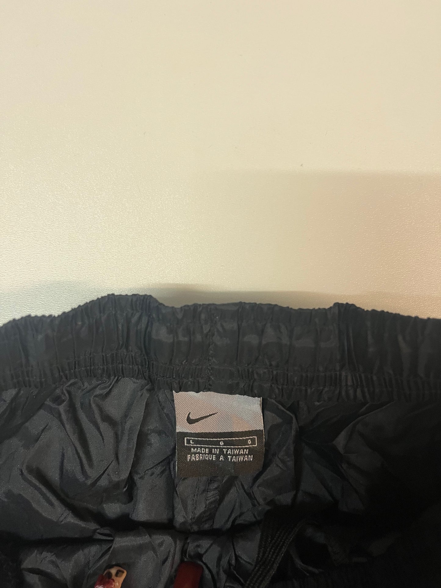 Entdecke unsere Vintage Track Pants von Nike und anderen Marken, erhältlich bei Valuxery.de - Dein Shop für trendige Vintage - Kleidung. Unsere Track Pants sind aus hochwertigen Materialien und