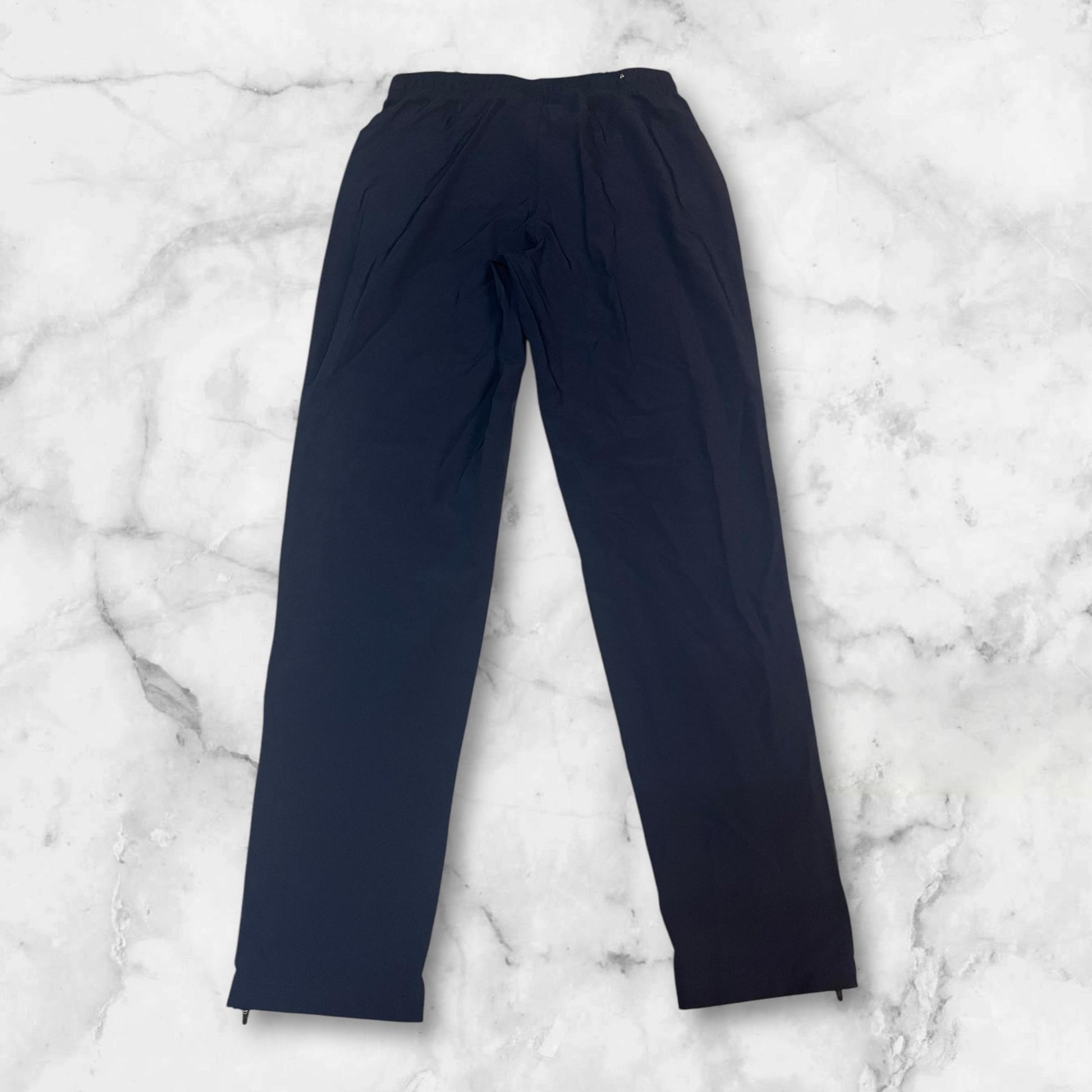 Entdecke unsere Vintage Track Pants von Nike und anderen Marken, erhältlich bei Valuxery.de - Dein Shop für trendige Vintage - Kleidung. Unsere Track Pants sind aus hochwertigen Materialien und